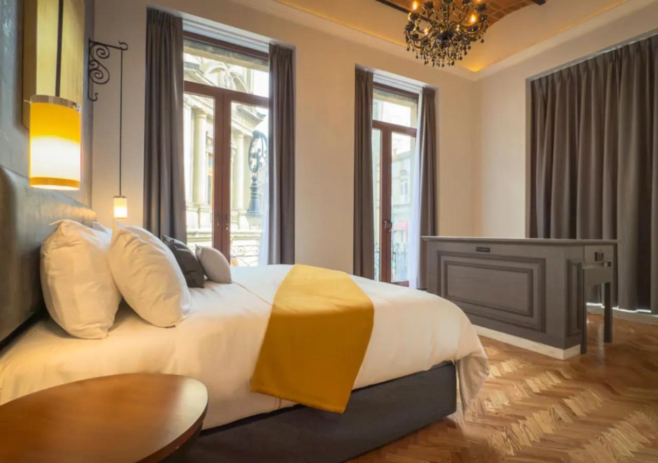 King Suite with Balcony - Photo 16