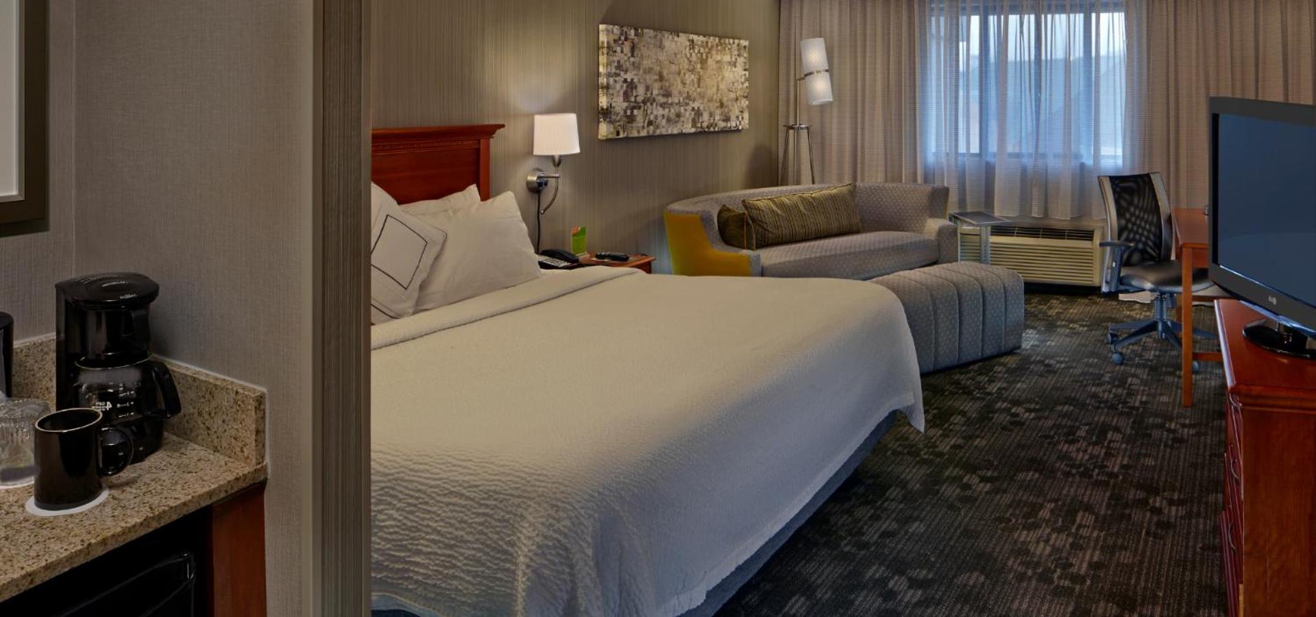 King Room with Sofa Bed - Photo 3