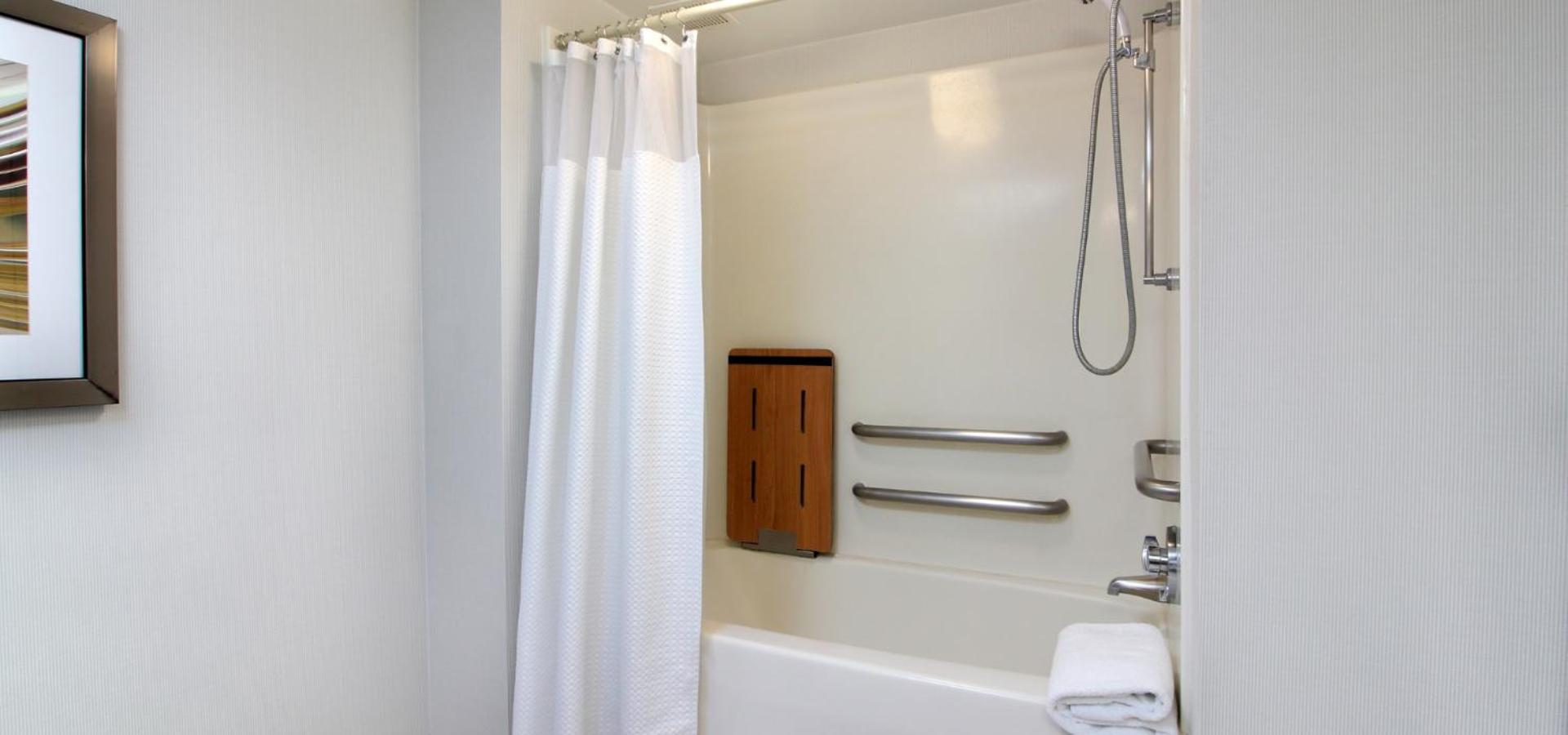 King Room with Sofa Bed and Adapted Tub - Mobility Accessible - Photo 4
