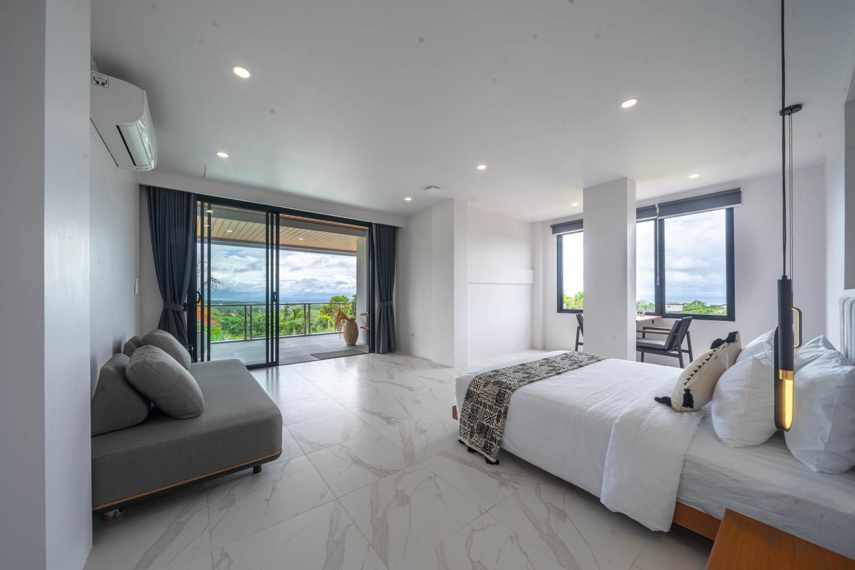 King Suite with Ocean View photo 2