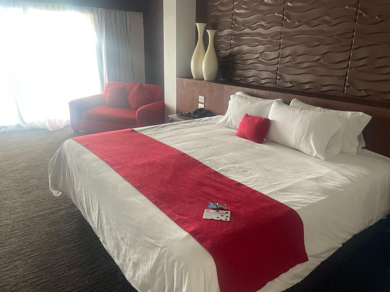 King Suite with City View - Non-smoking photo 1