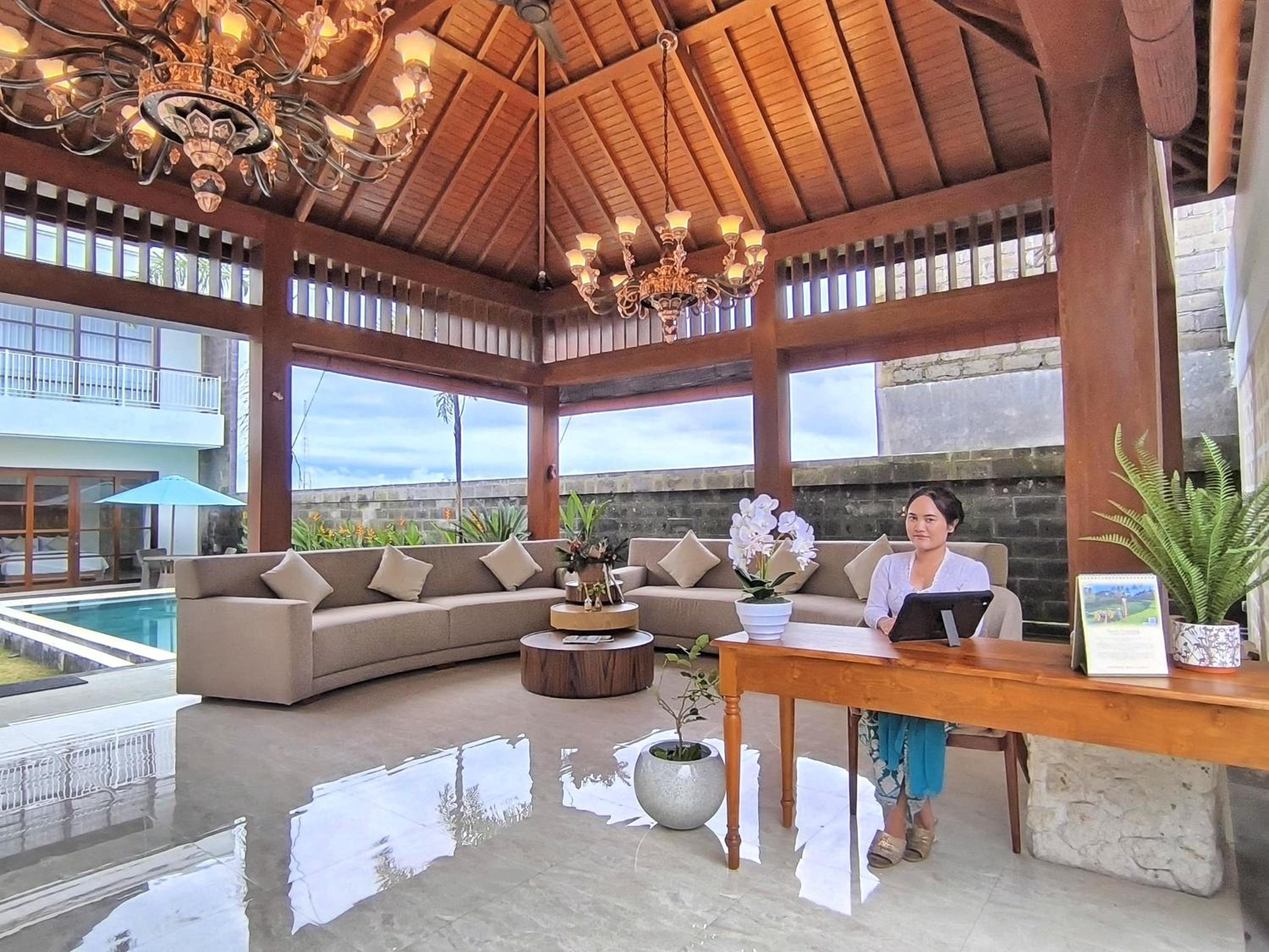 Suite - Photo 1