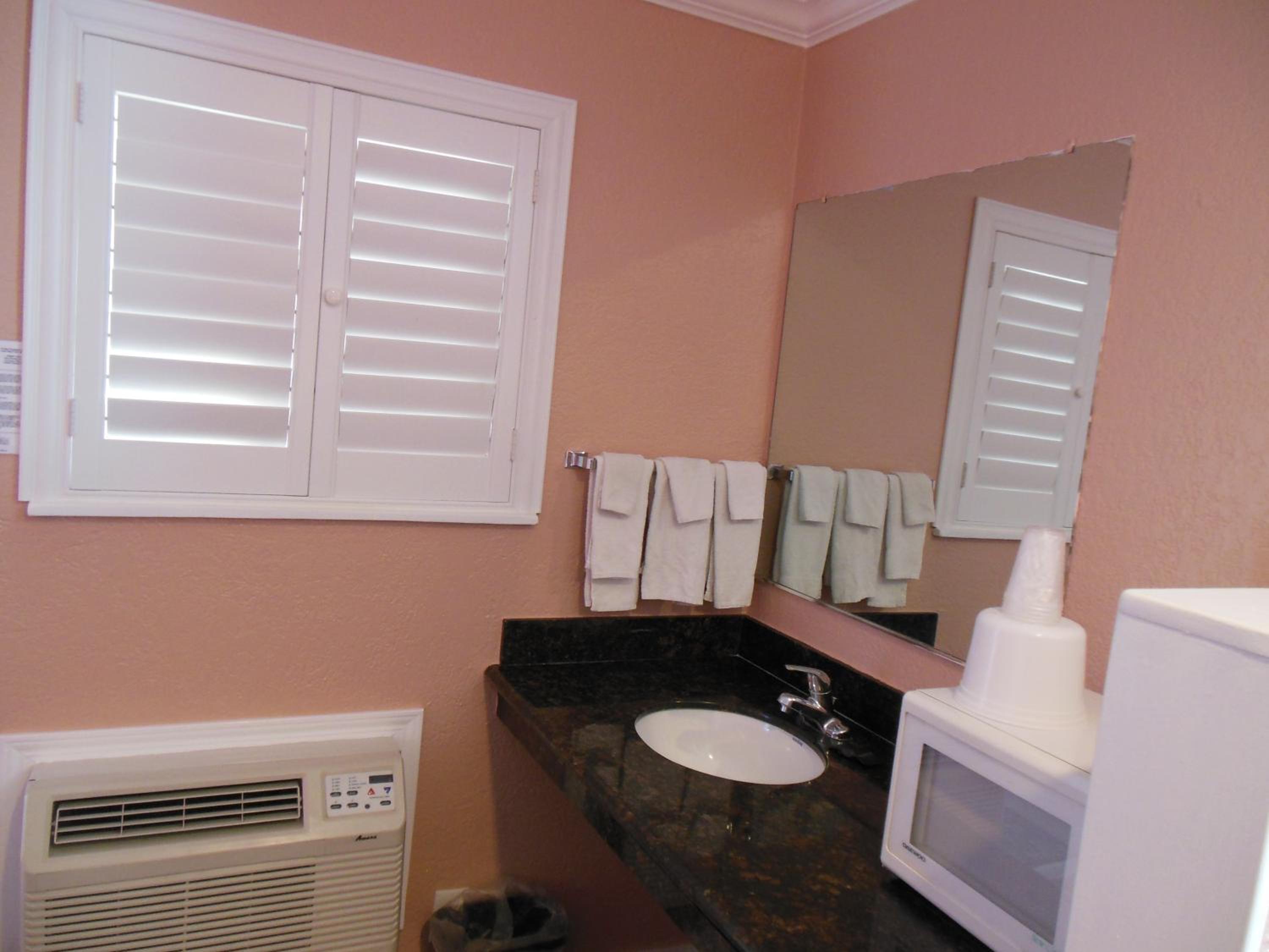 Queen Room with Two Queen Beds - Photo 25