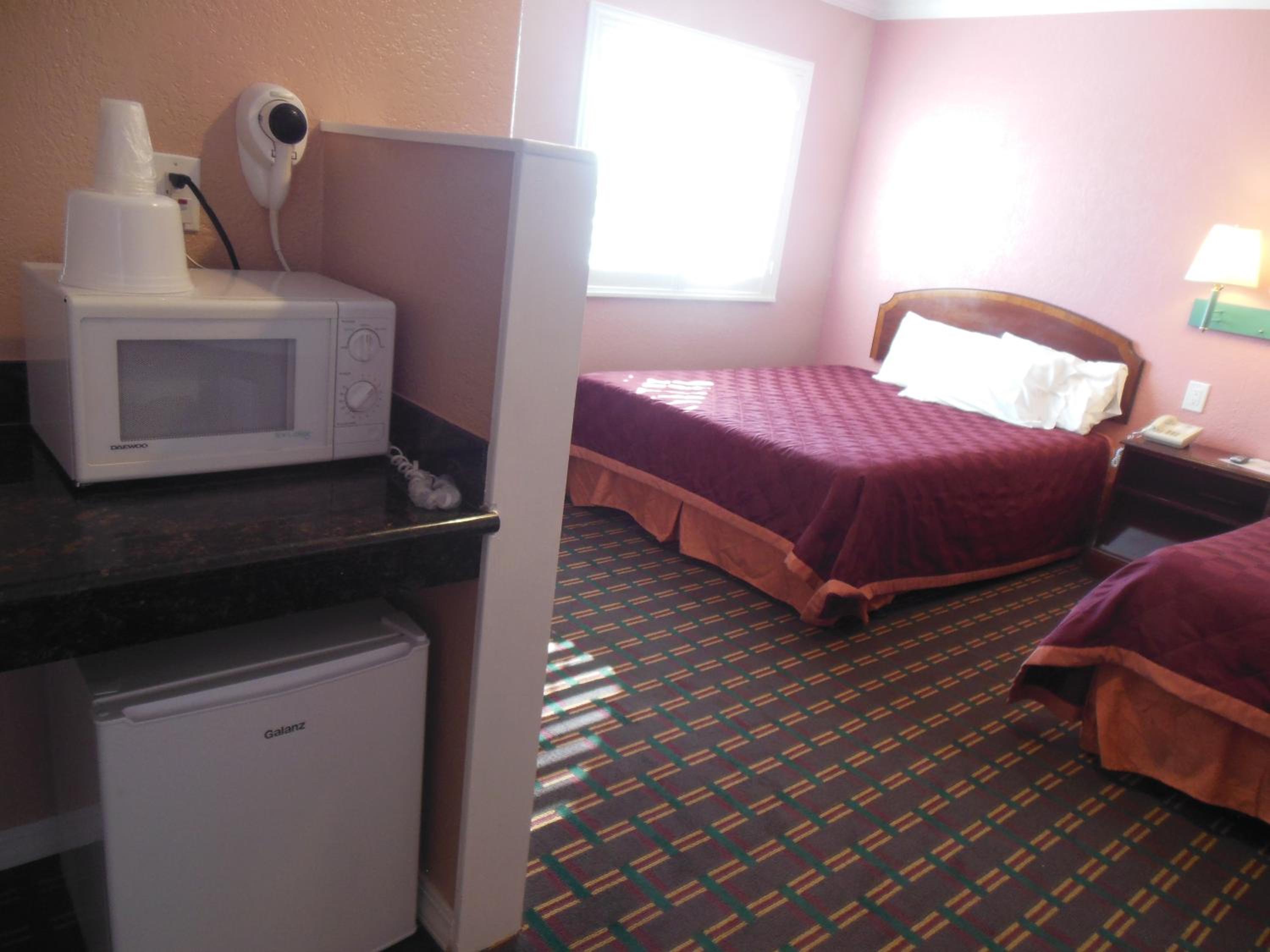 Queen Room with Two Queen Beds - Photo 26