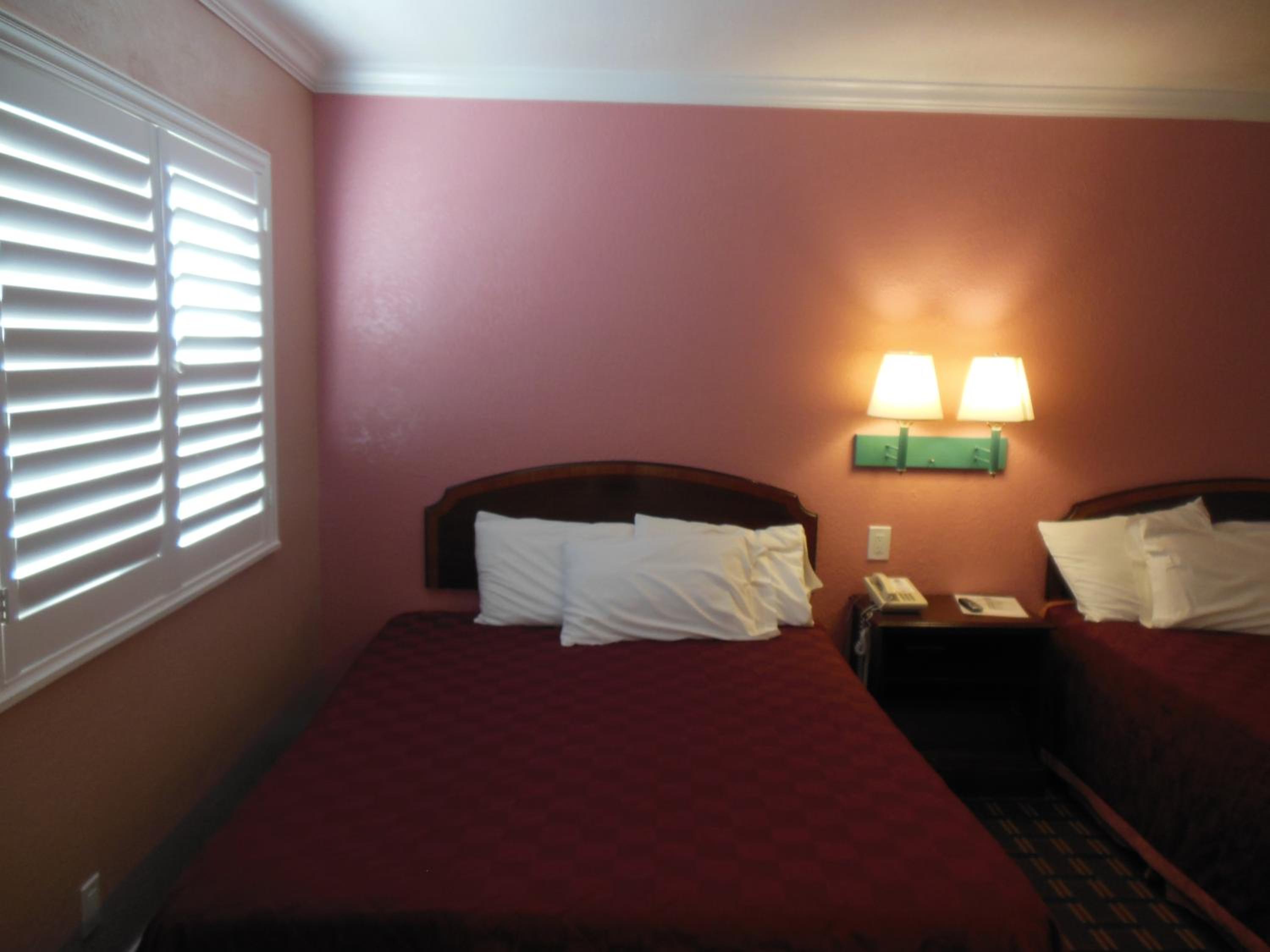 Queen Room with Two Queen Beds - Photo 4