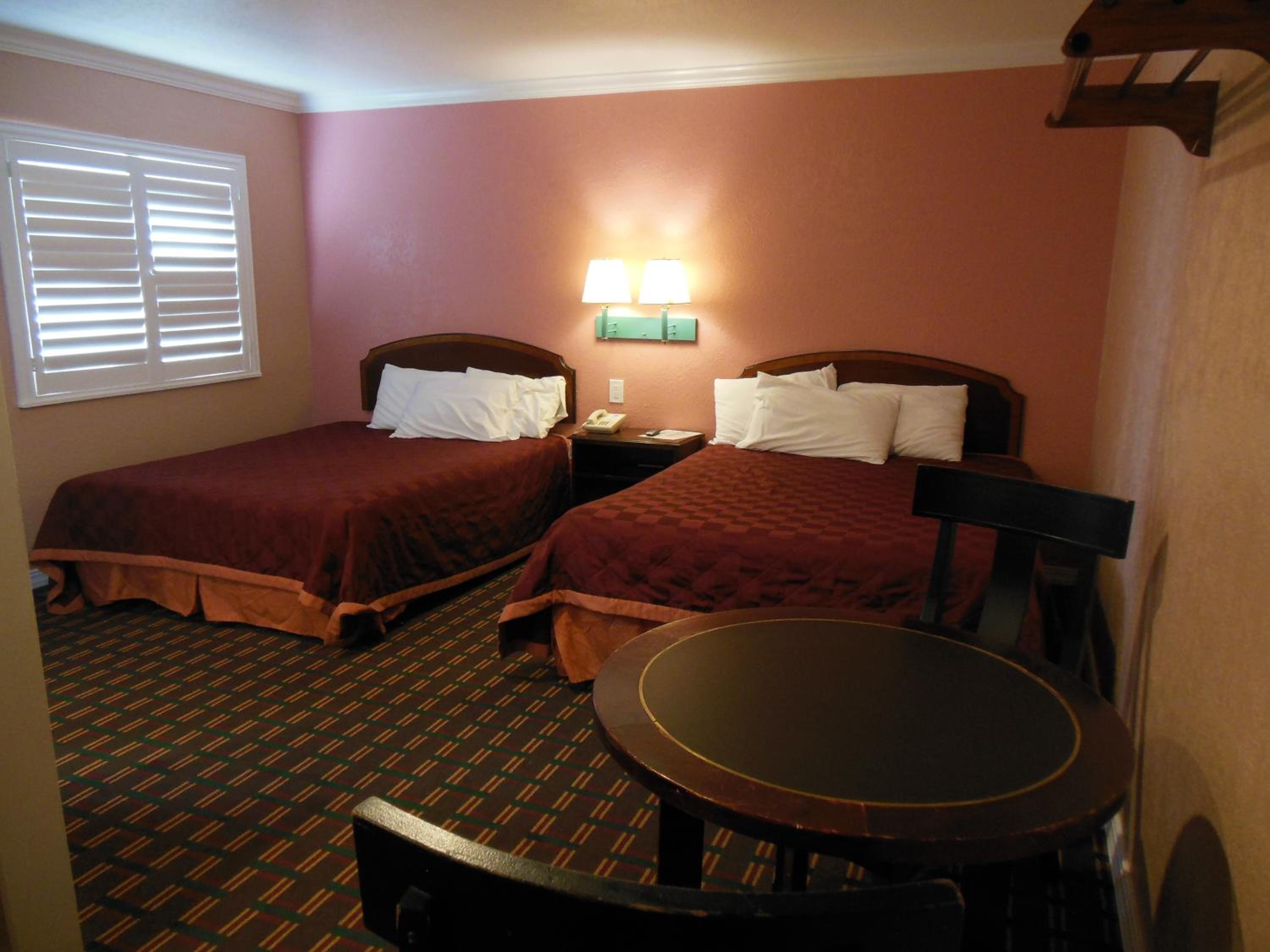 Queen Room with Two Queen Beds - Photo 8