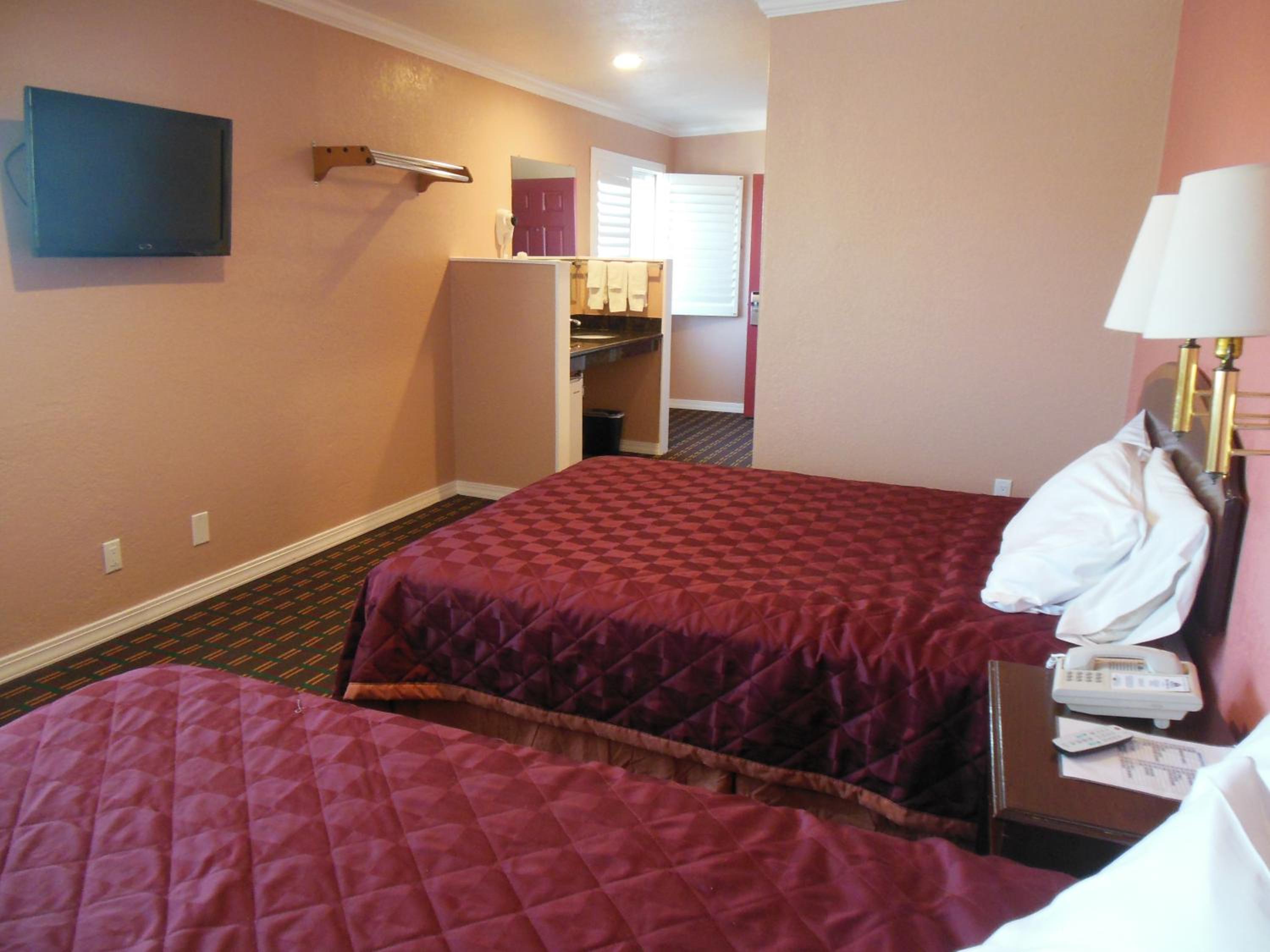 Queen Room with Two Queen Beds - Photo 12