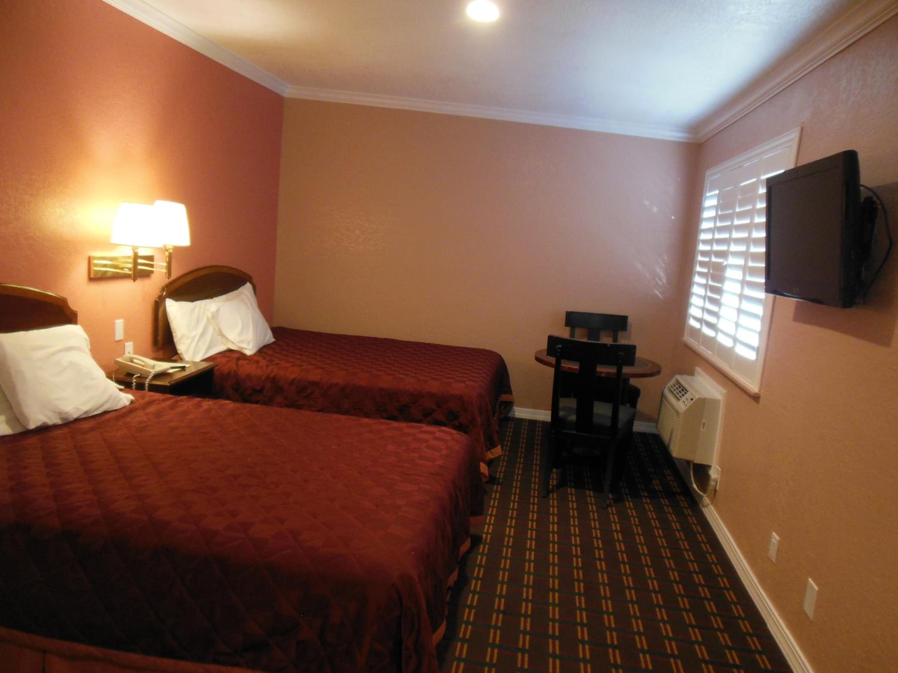 Queen Room with Two Queen Beds - Photo 15