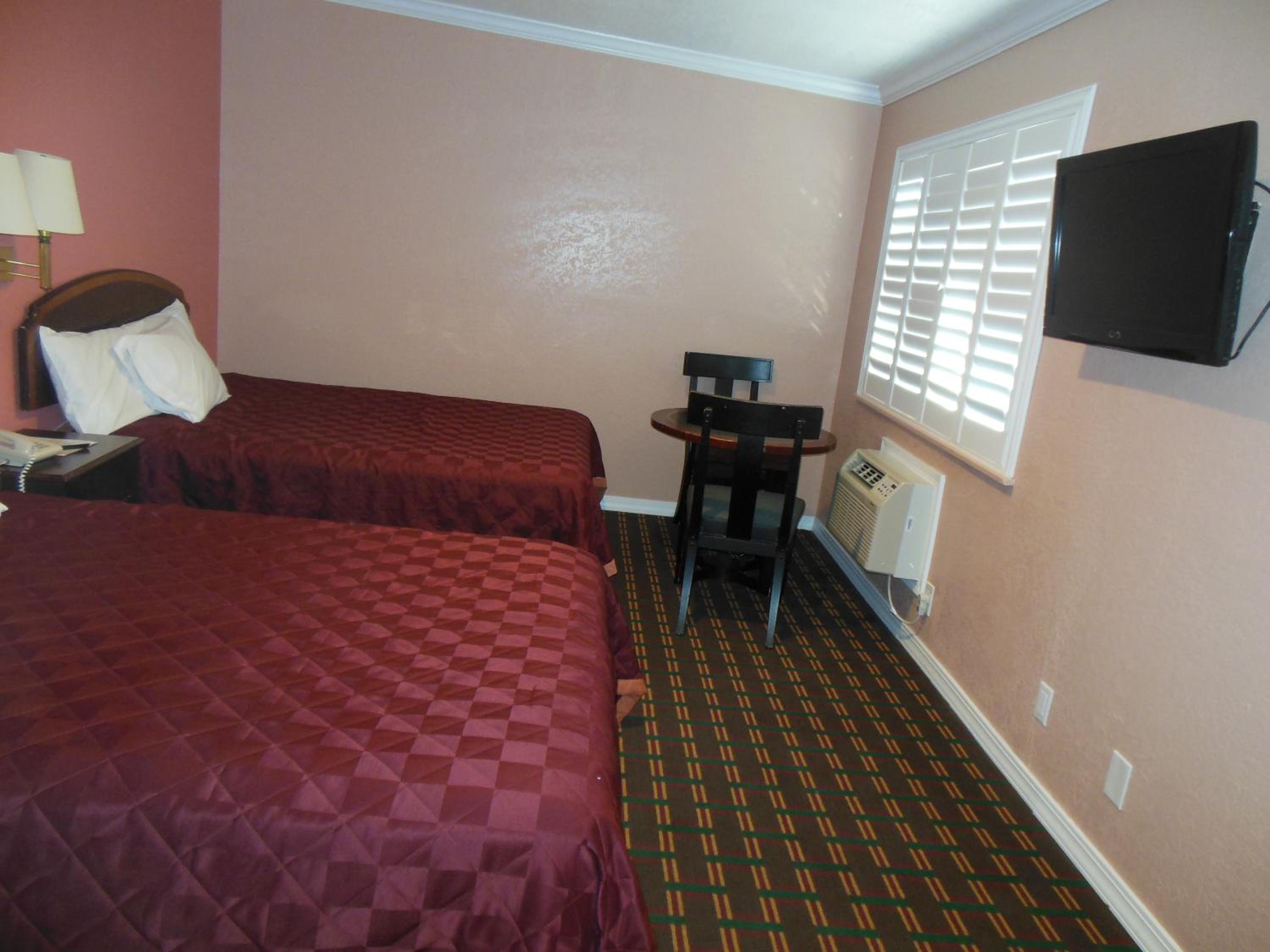 Queen Room with Two Queen Beds - Photo 16