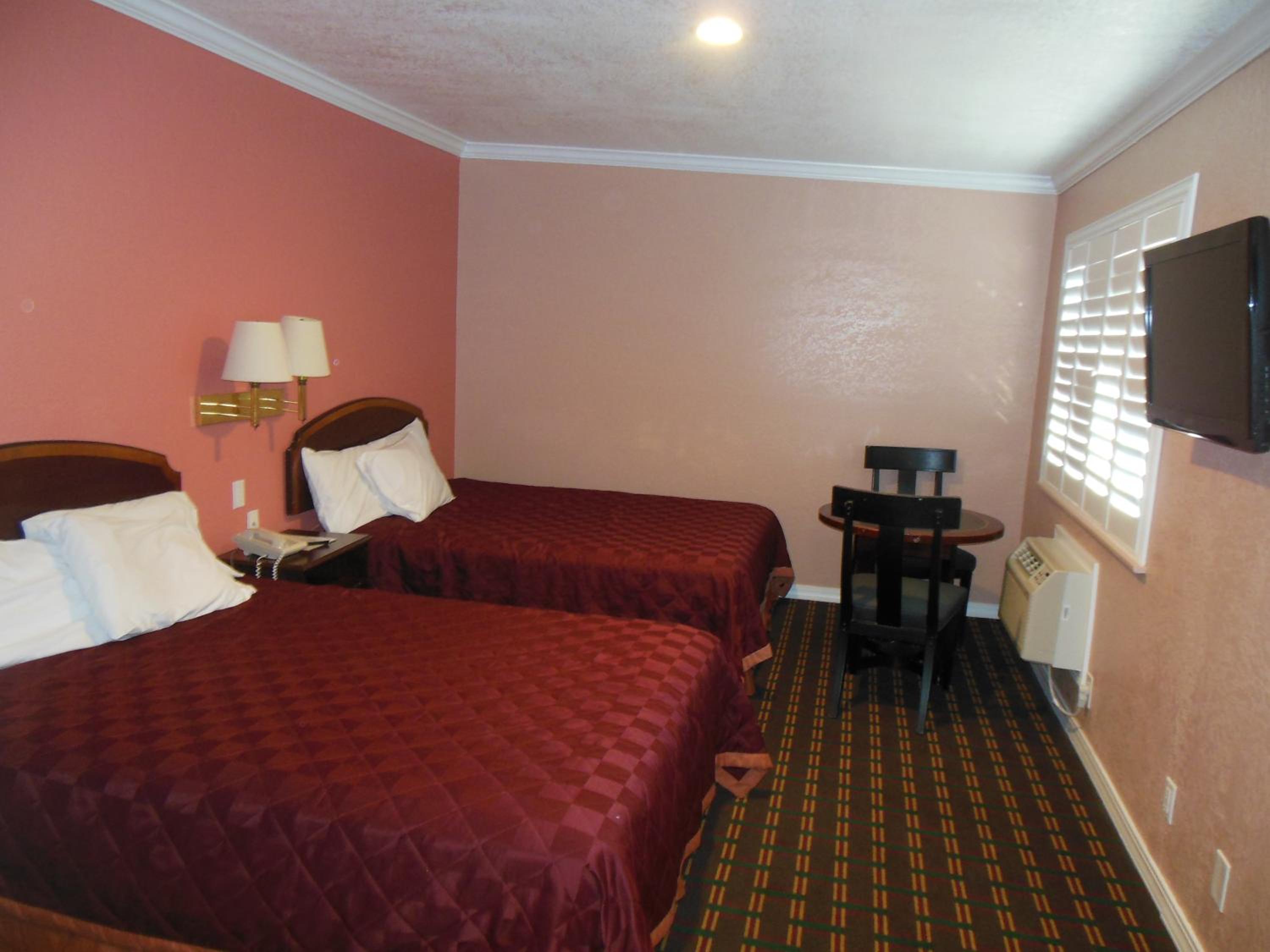 Queen Room with Two Queen Beds - Photo 17