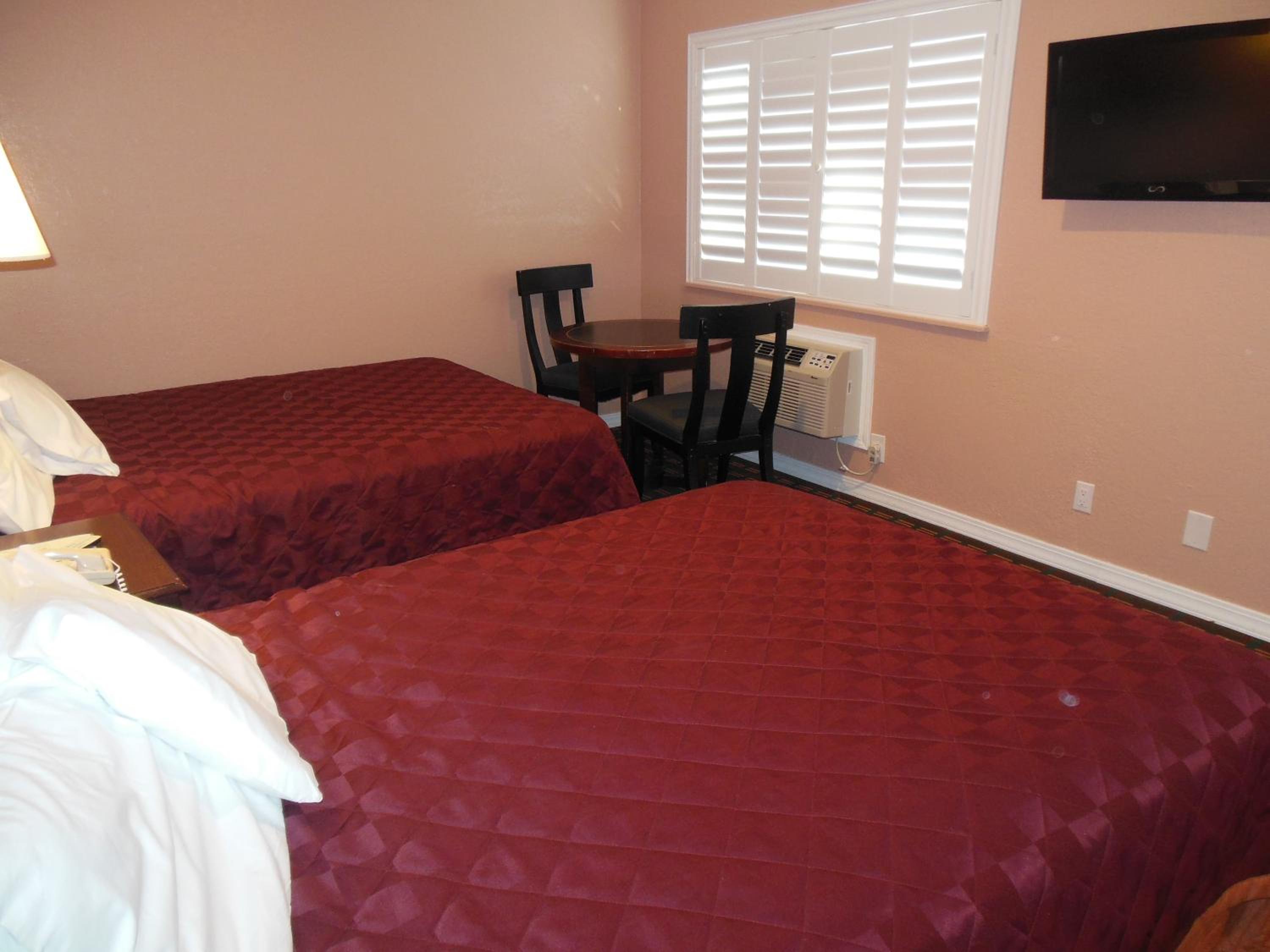 Queen Room with Two Queen Beds - Photo 18