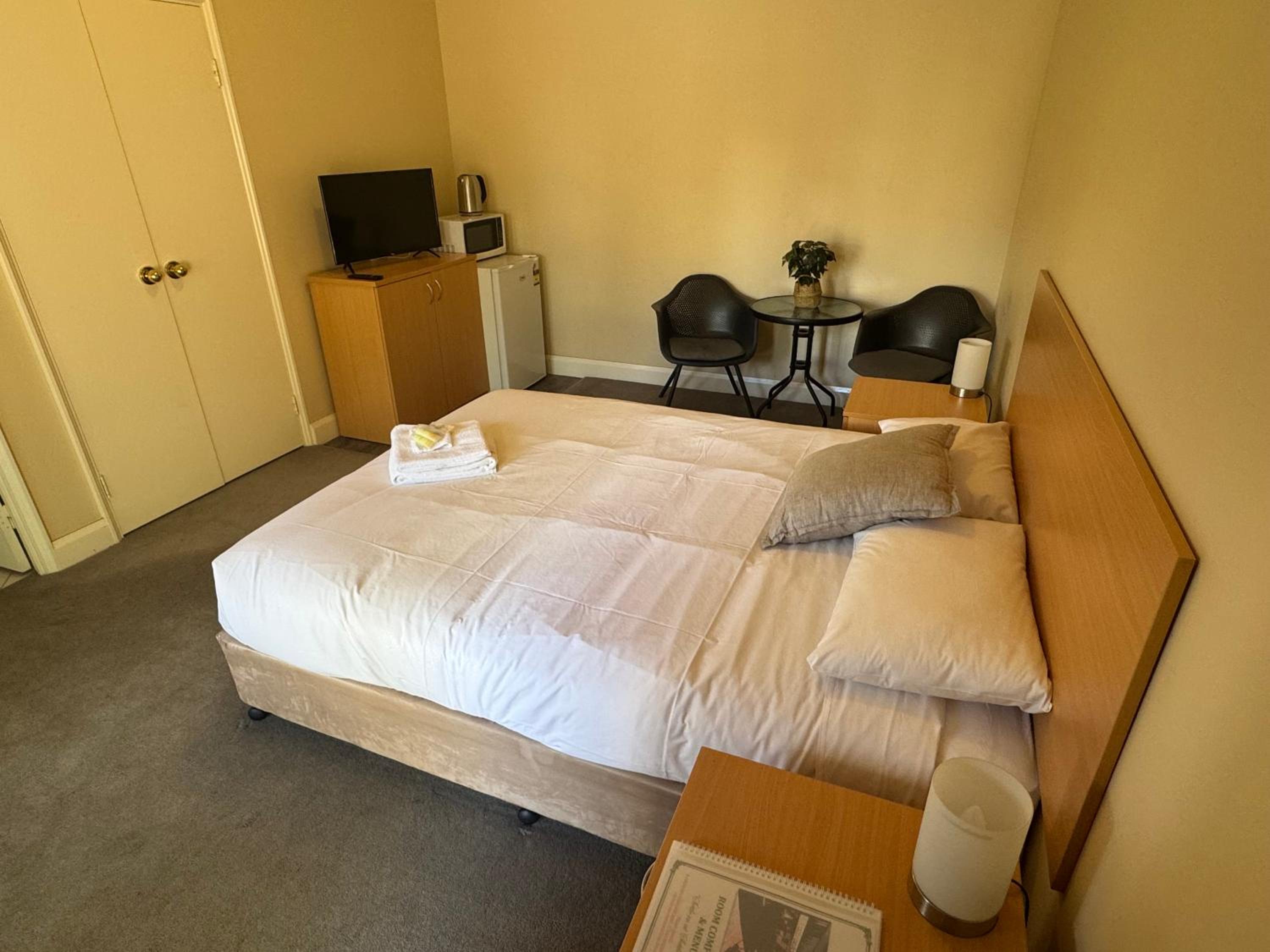 Queen Room photo 2