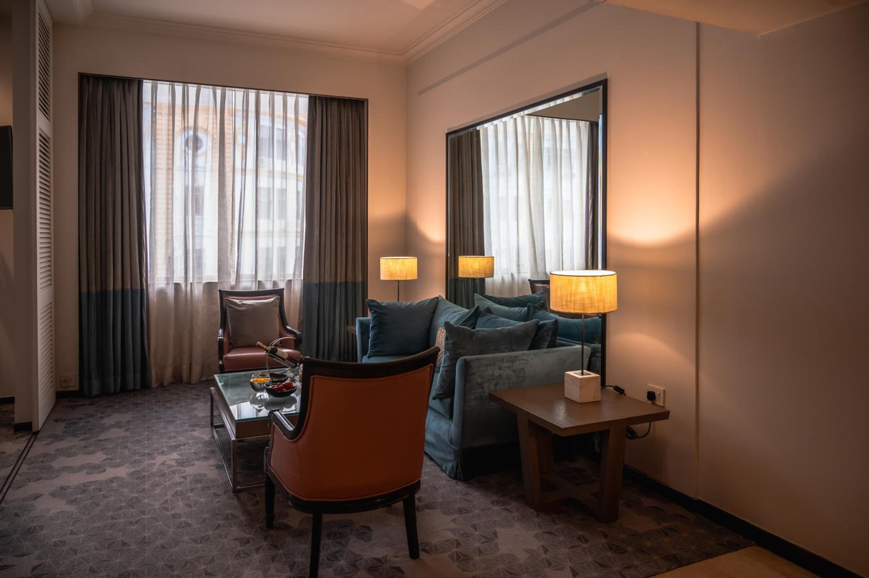 The Residence with In room check In, Welcome drinks on arrival, Happy Hours from 1830 hrs to 2030 hrs at The Residence Lounge, 2pcs ironing complimentary, One way transfer included, One hour business center usage included (prior intimation needed) - Photo 7