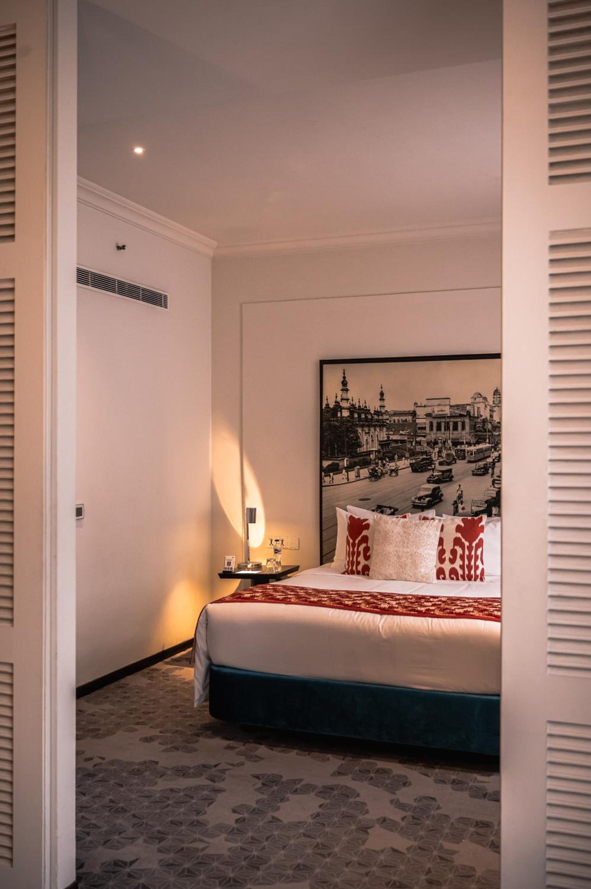 The Residence with In room check In, Welcome drinks on arrival, Happy Hours from 1830 hrs to 2030 hrs at The Residence Lounge, 2pcs ironing complimentary, One way transfer included, One hour business center usage included (prior intimation needed) - Photo 8