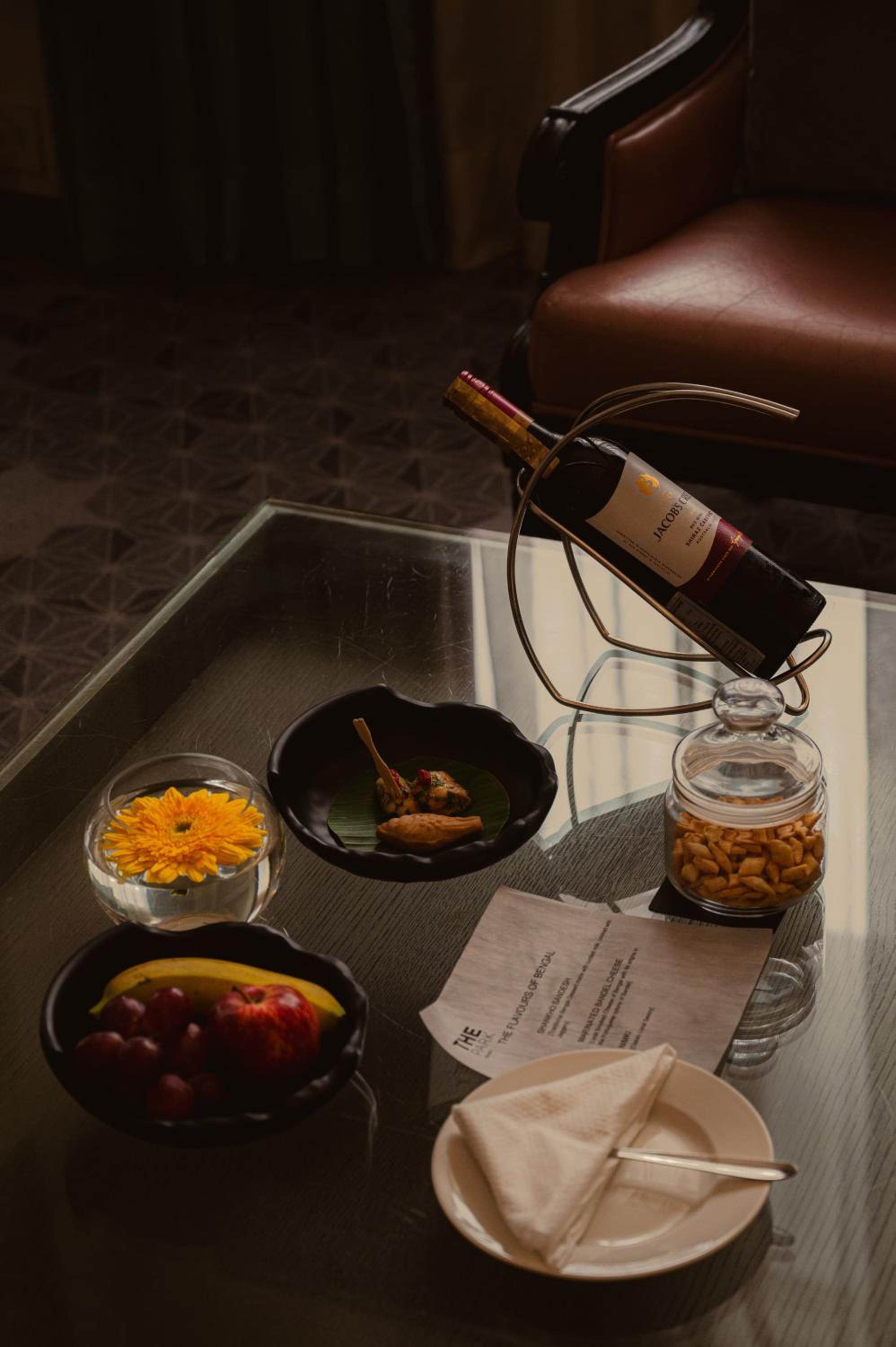 The Residence with In room check In, Welcome drinks on arrival, Happy Hours from 1830 hrs to 2030 hrs at The Residence Lounge, 2pcs ironing complimentary, One way transfer included, One hour business center usage included (prior intimation needed) - Photo 5