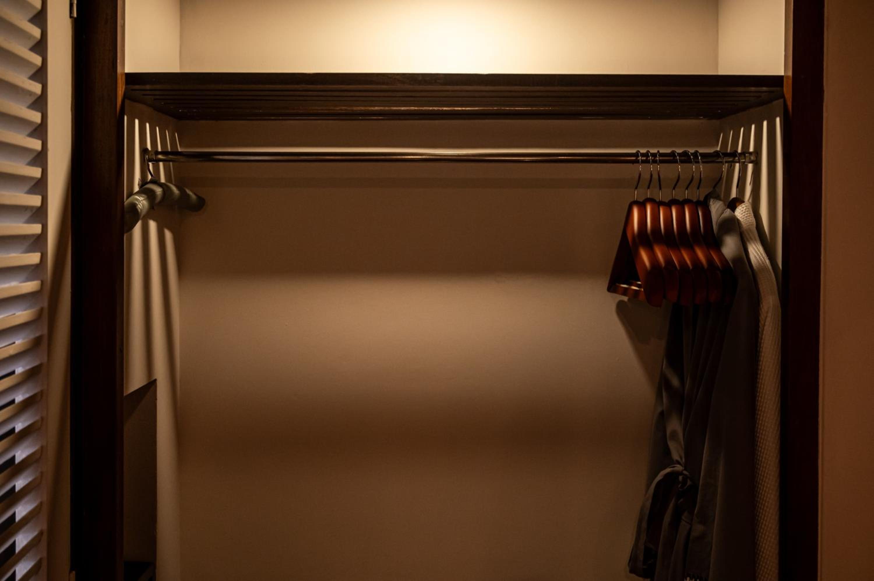 The Residence with In room check In, Welcome drinks on arrival, Happy Hours from 1830 hrs to 2030 hrs at The Residence Lounge, 2pcs ironing complimentary, One way transfer included, One hour business center usage included (prior intimation needed) - Photo 4