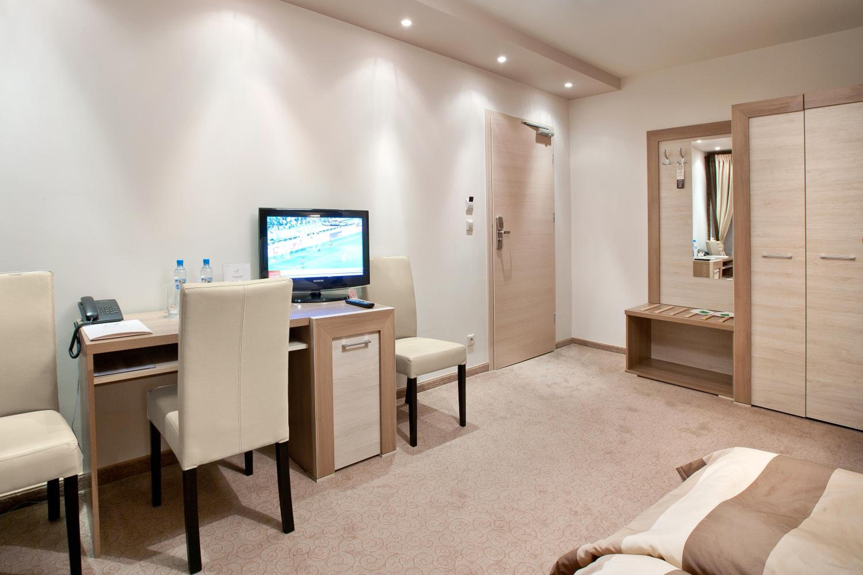 Double or Twin Room - Photo 3