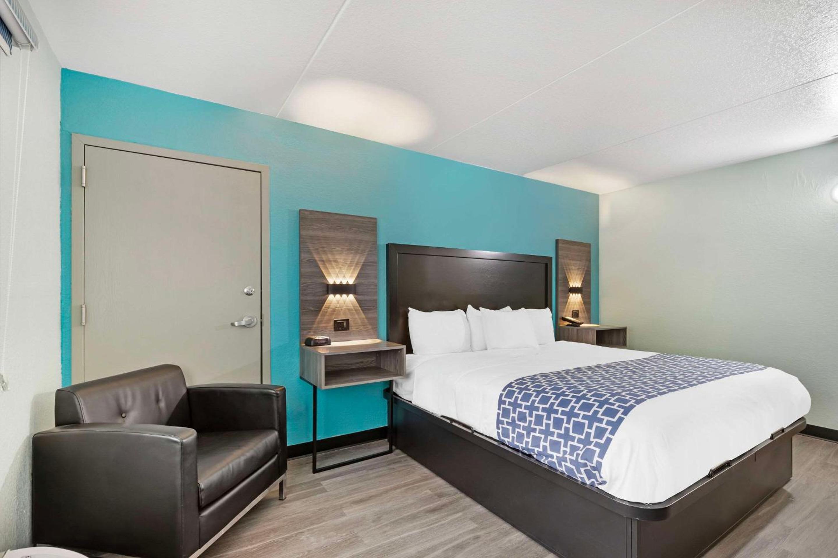 King Room - Non Smoking - Photo 1