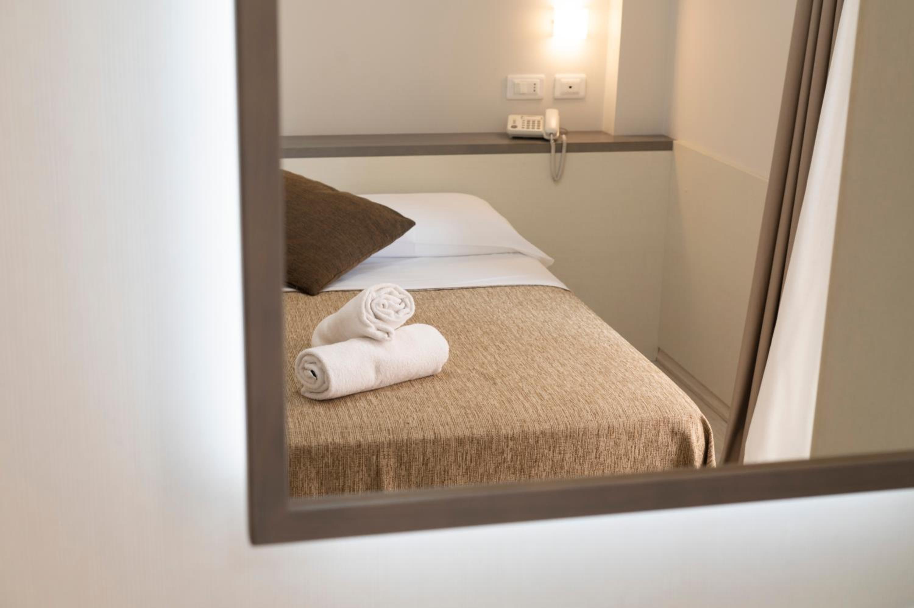 Small Double Room - Photo 4