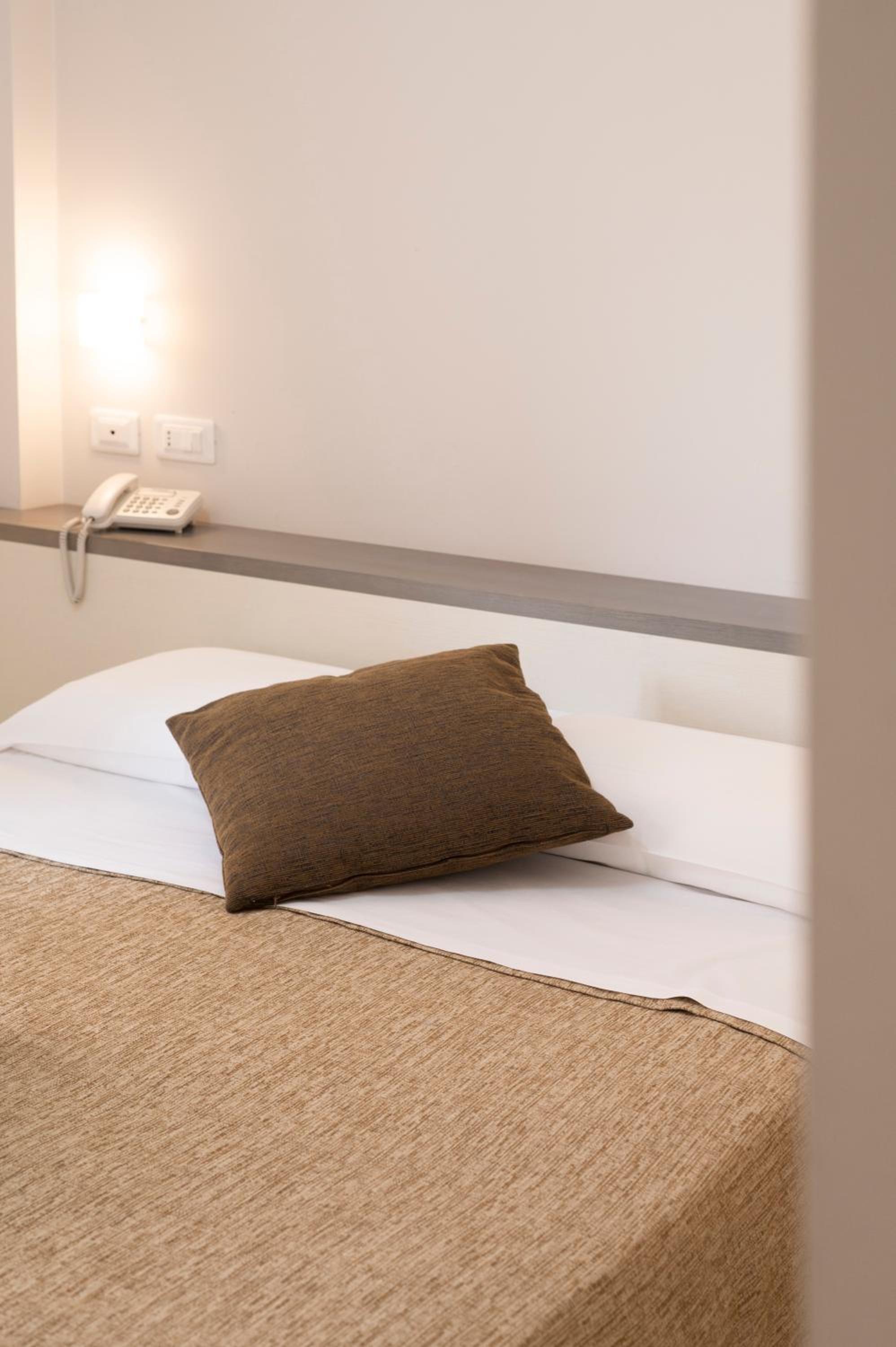 Small Double Room - Photo 3