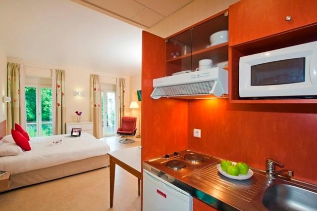 Studio with Twin Beds - Photo 3