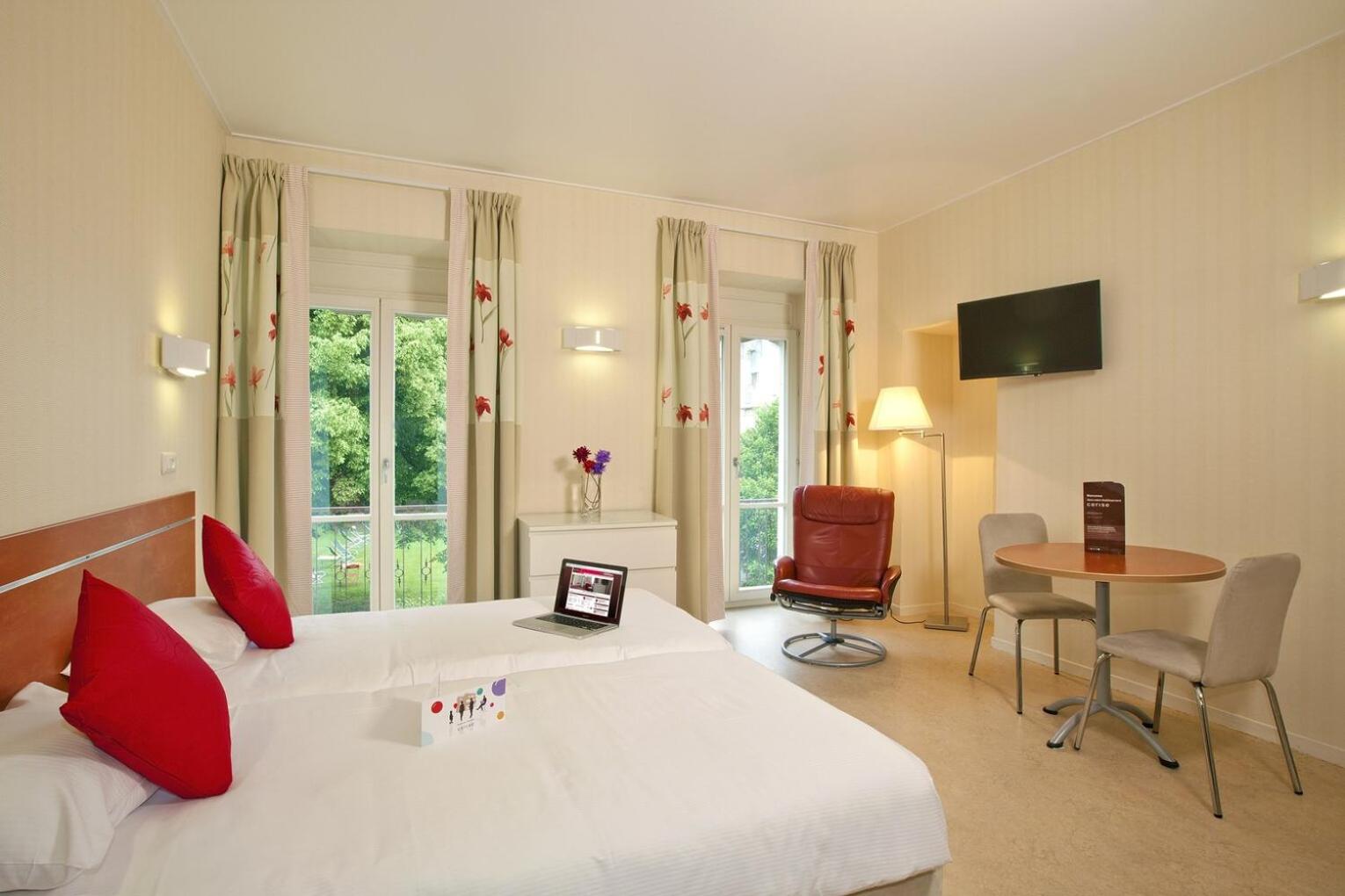Studio with Twin Beds - Photo 4