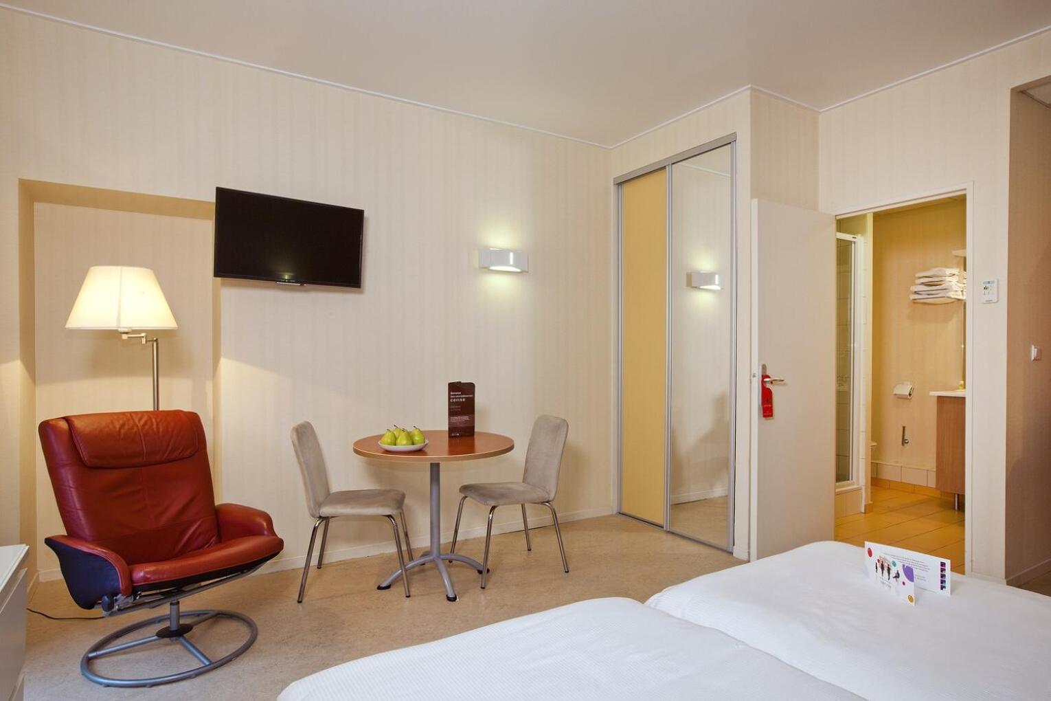 Studio with Twin Beds - Photo 6