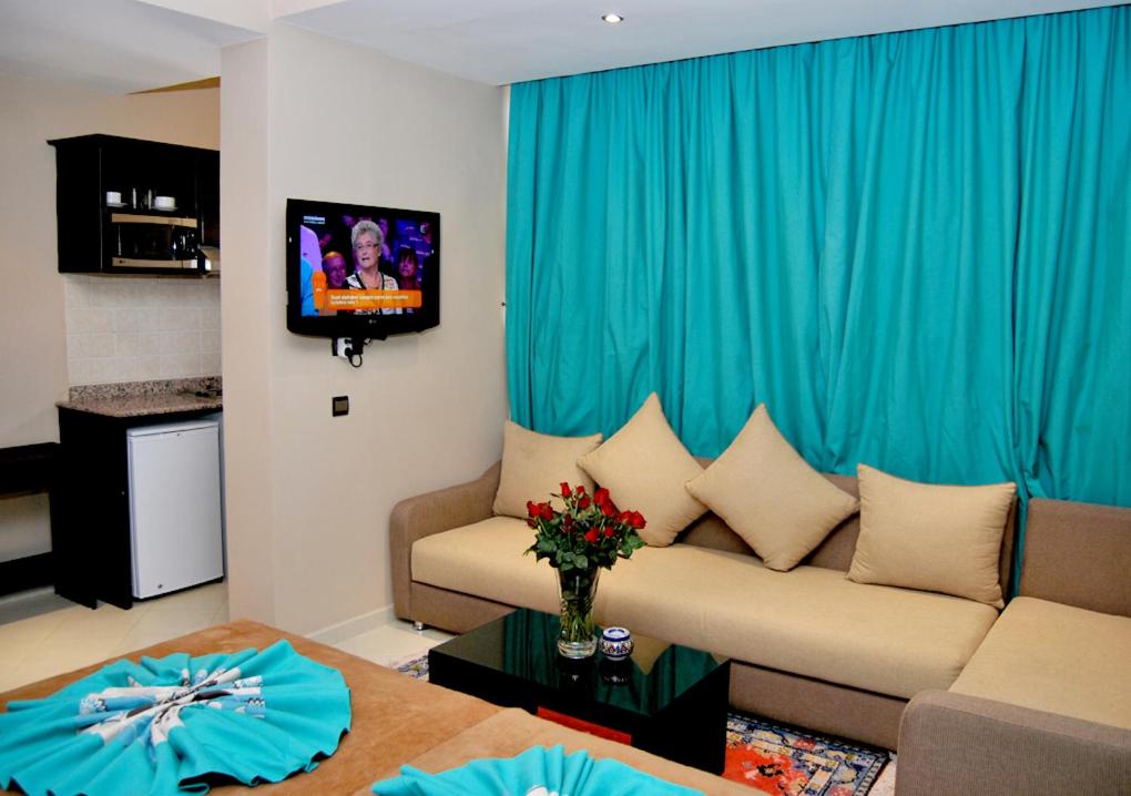 Studio with Balcony (4 Adults and 1 Child)  photo 2