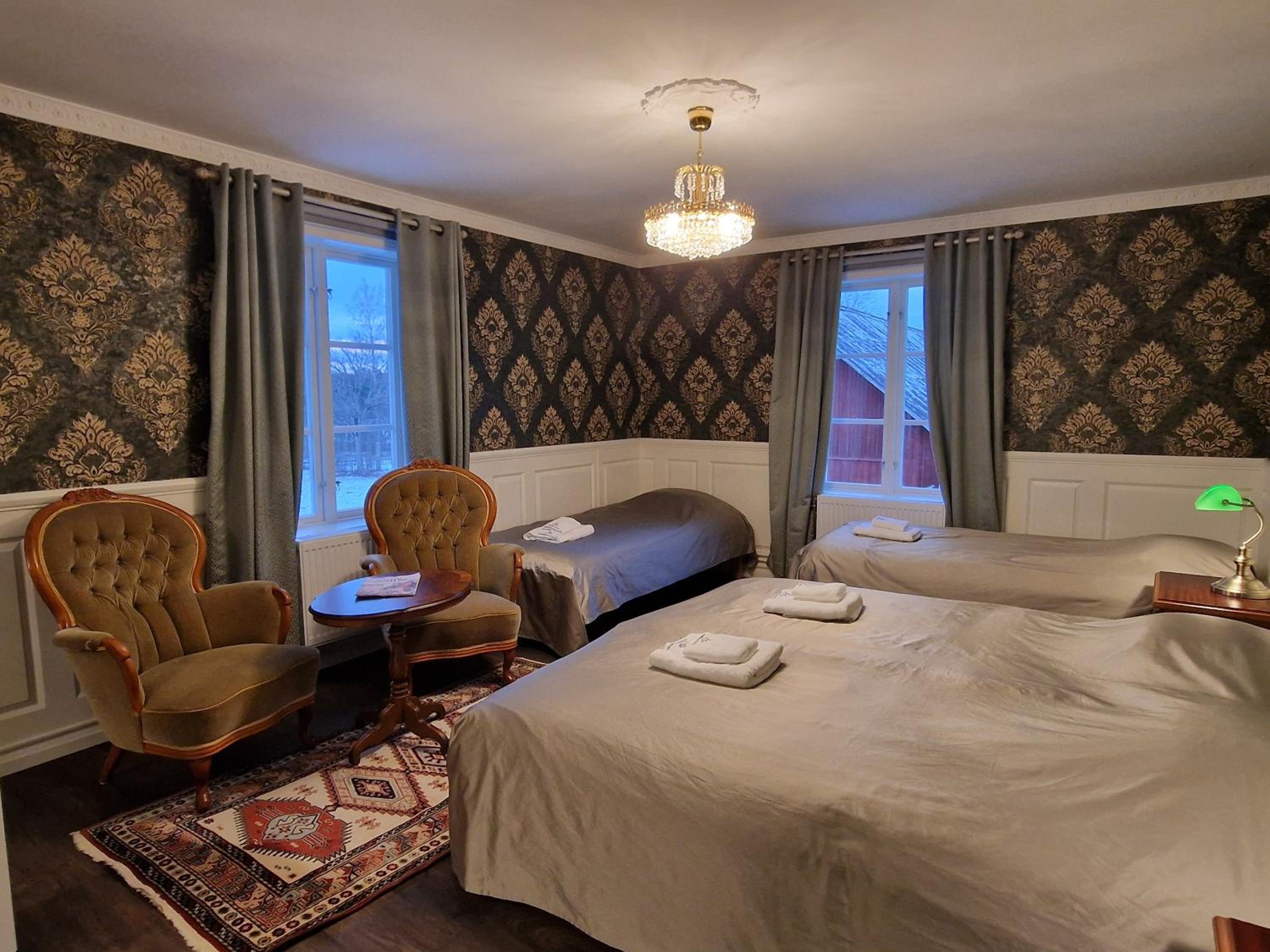 Deluxe Family Suite photo 3