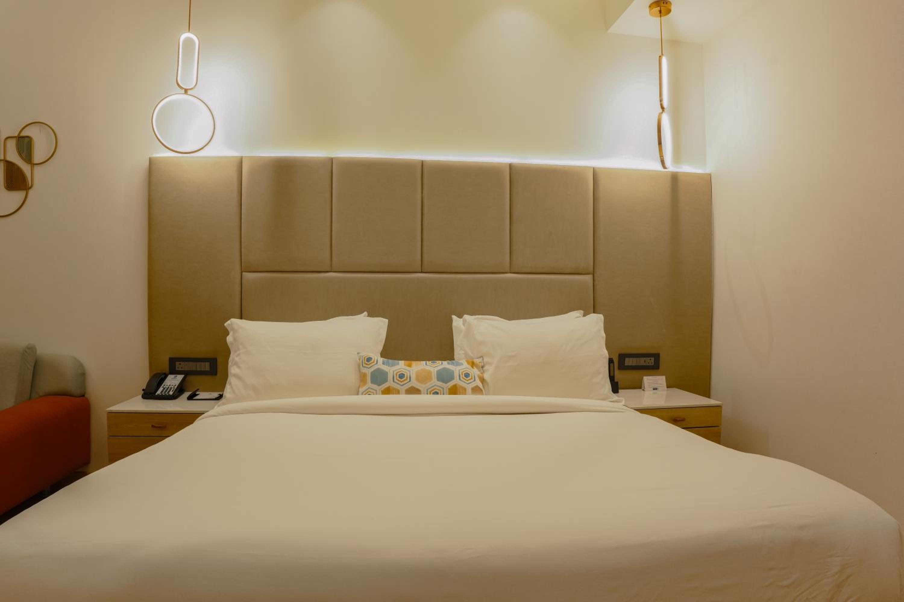 Deluxe King Room - Non-Smoking photo 2