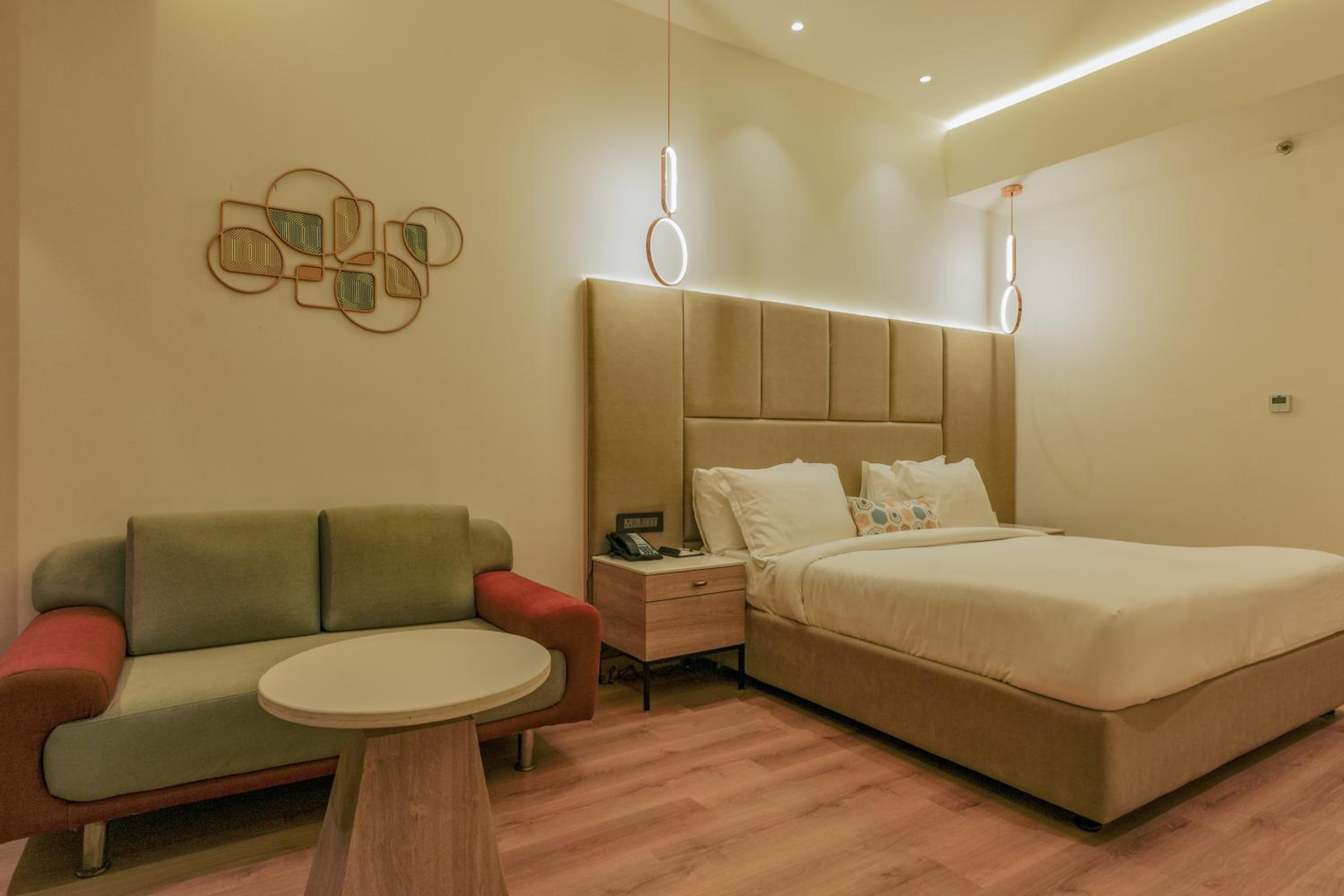 Deluxe King Room - Non-Smoking photo 3