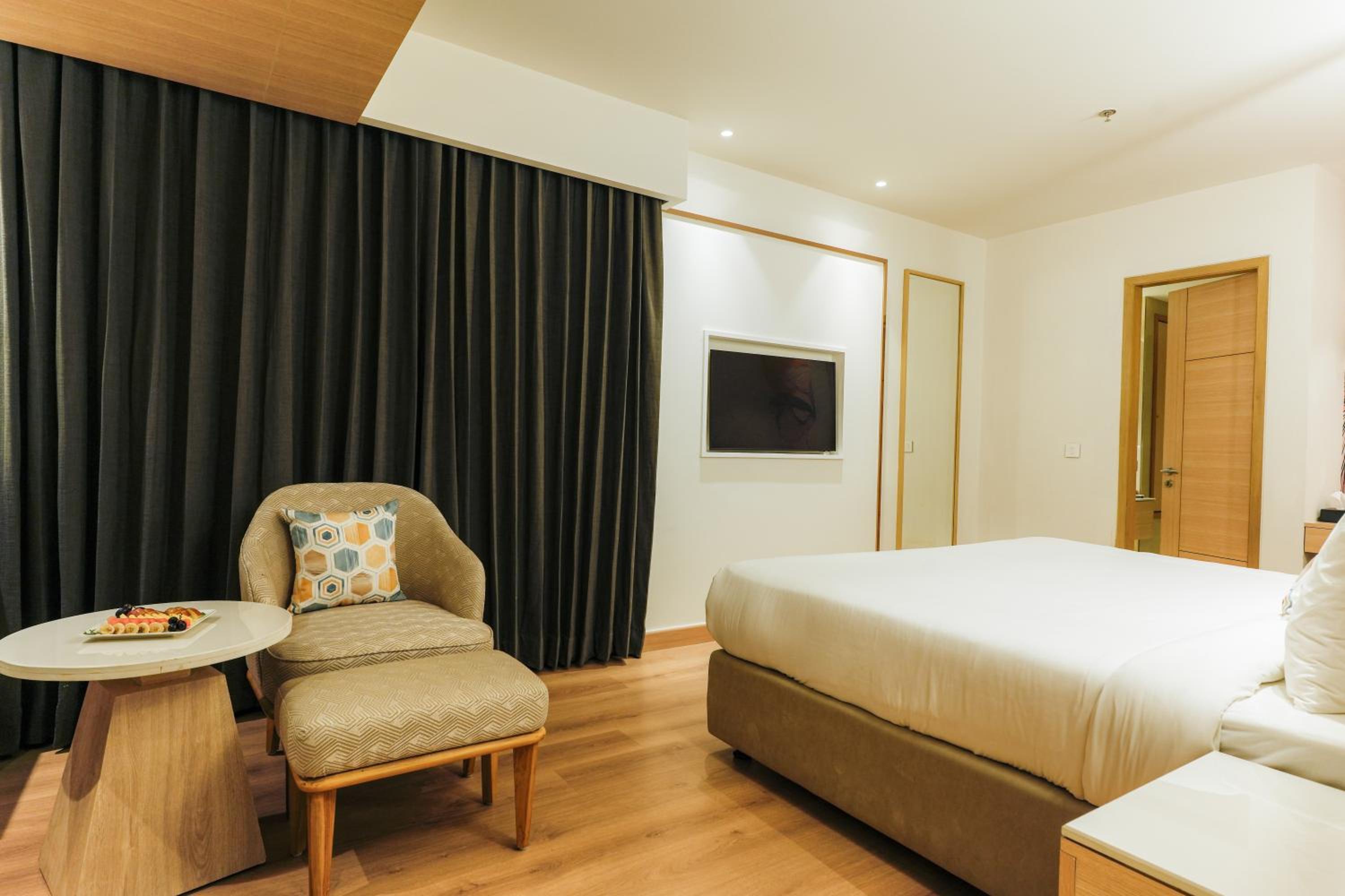Premium King Room with Bath Tub - Non-Smoking photo 3