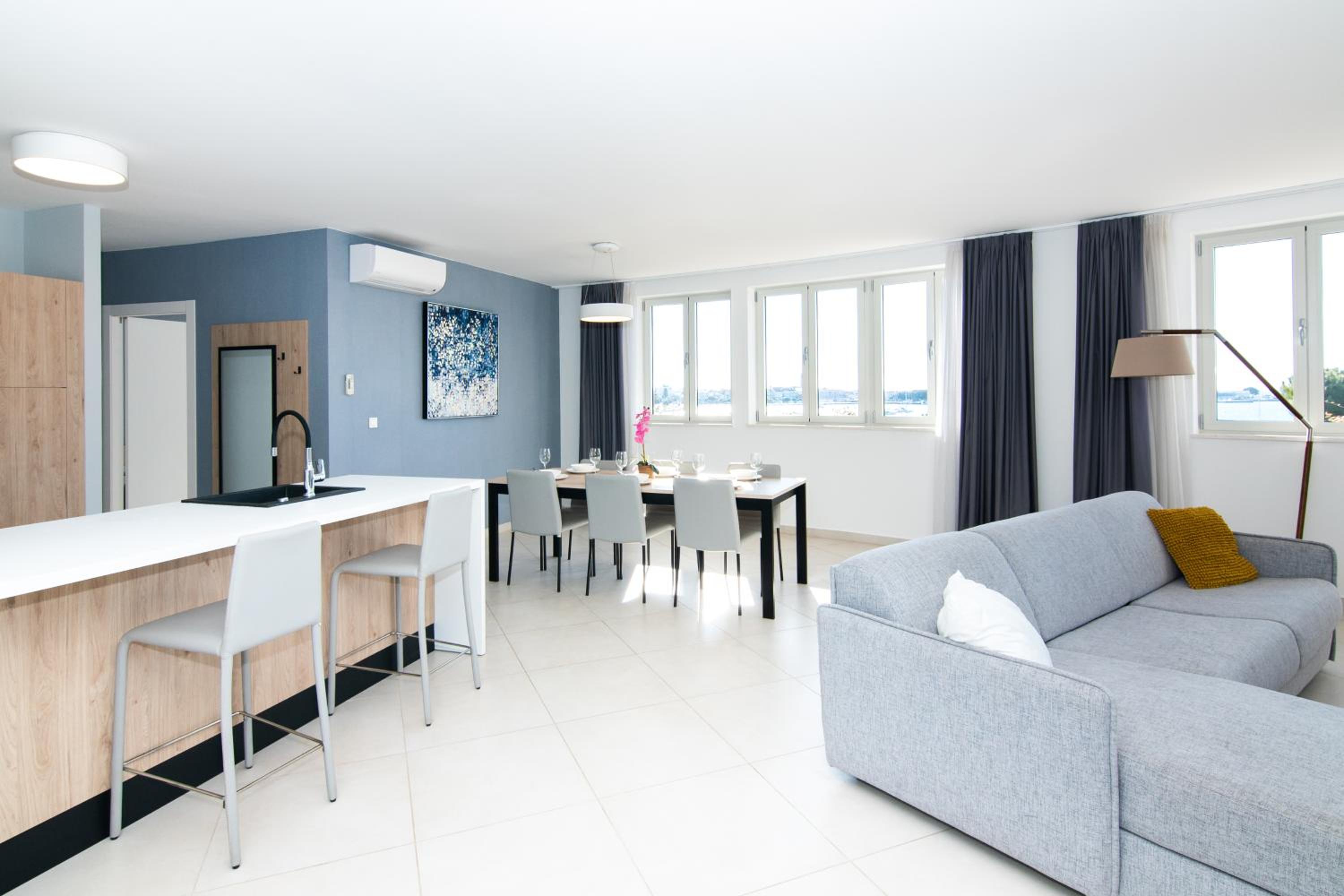 Three-Bedroom Apartment with Sea View photo 1