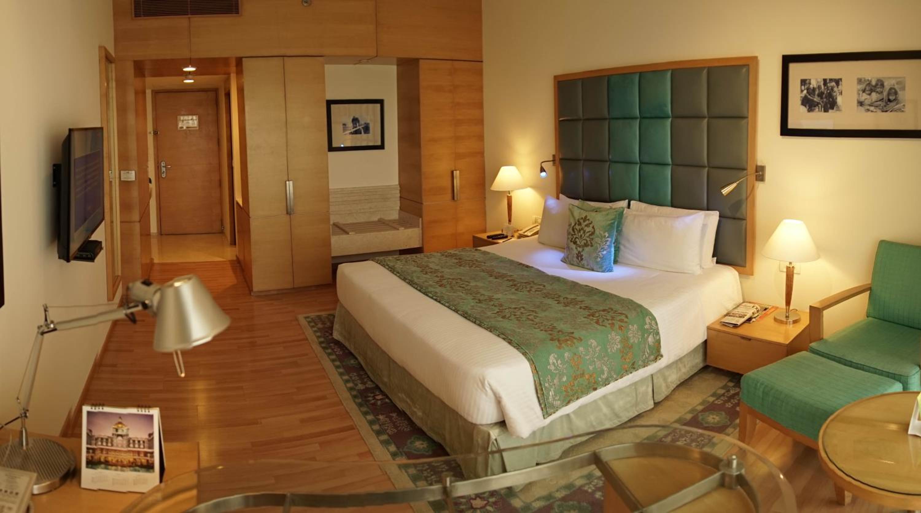 Superior King Room with City View photo 2