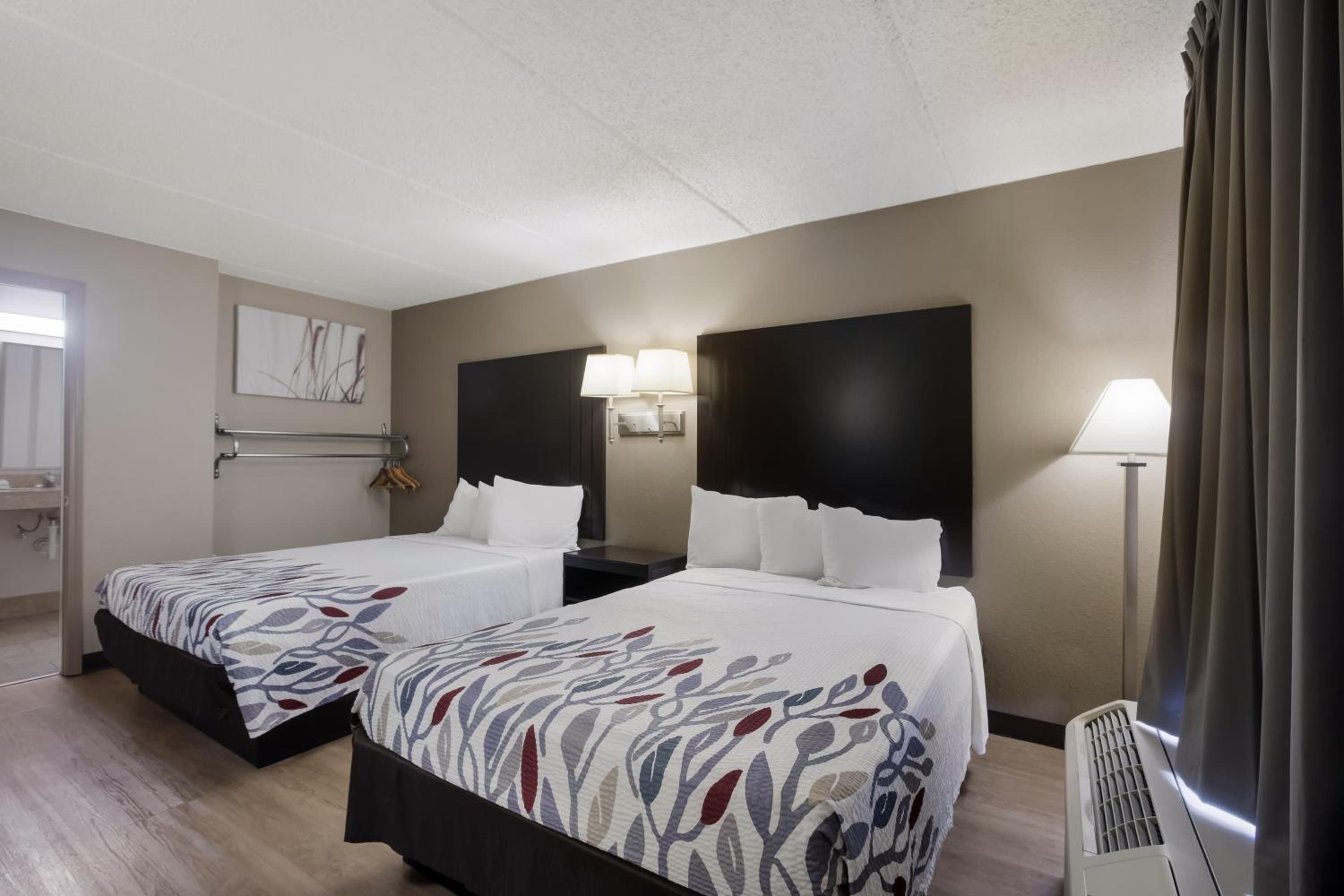 Deluxe Room with Two Full Beds Disability Access Roll-In Shower Non-Smoking photo 2