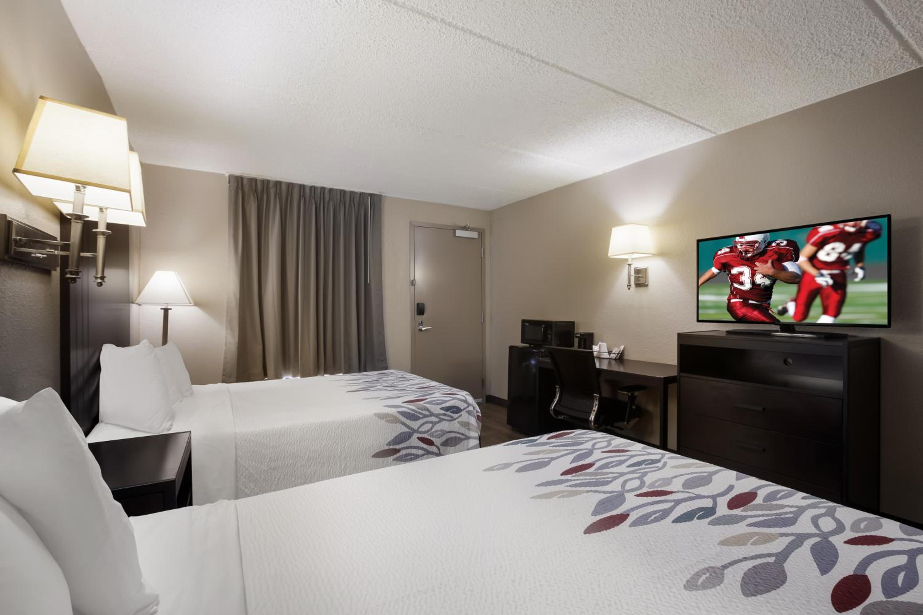 Deluxe Room with Two Full Beds Disability Access Roll-In Shower Non-Smoking photo 3