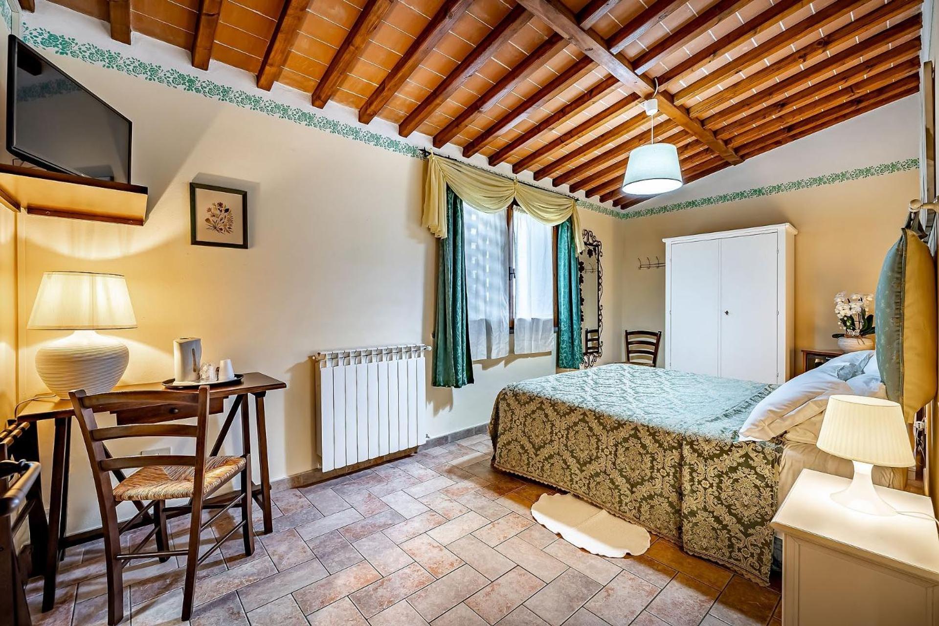 Large Double Room - Photo 6