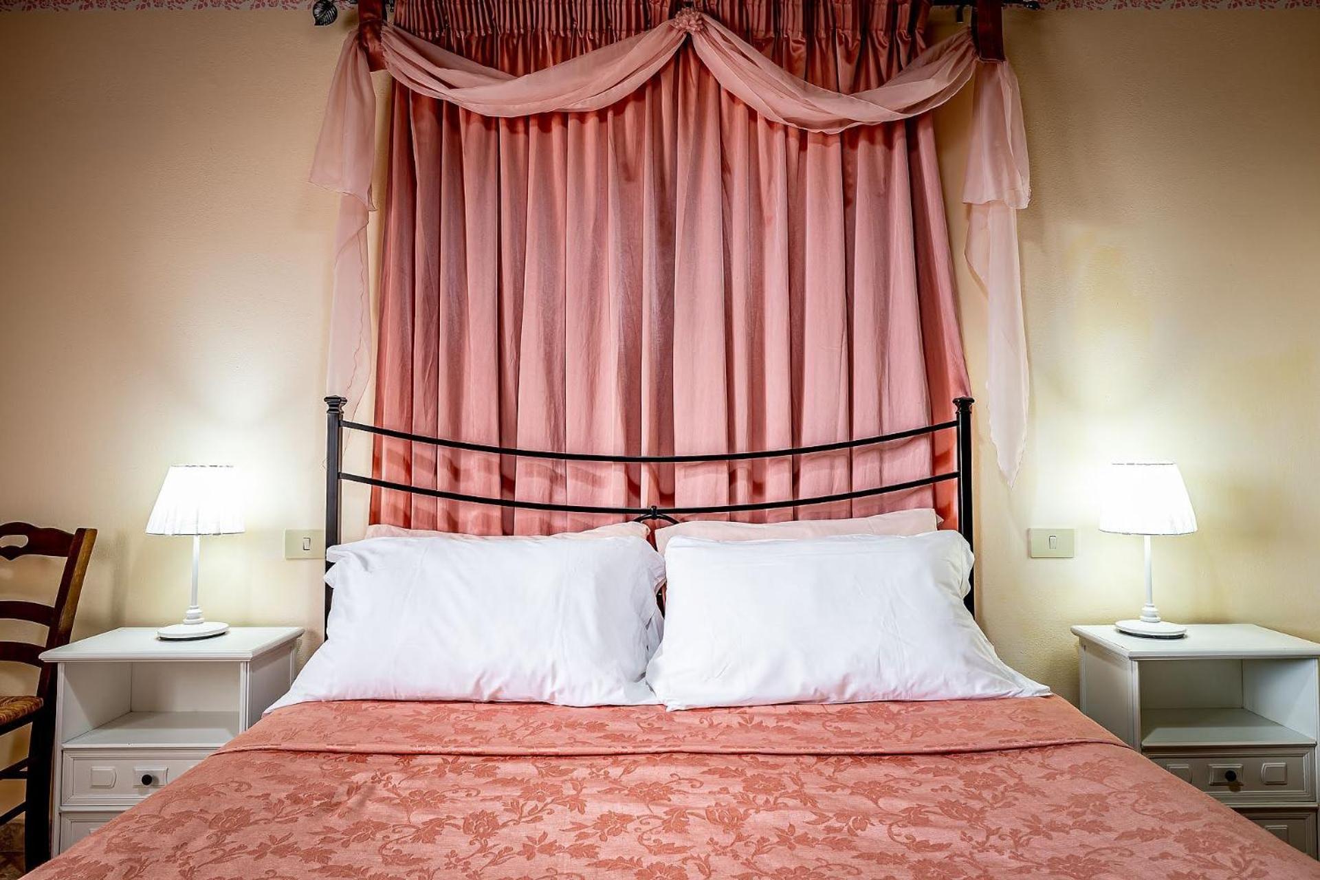 Large Double Room - Photo 4