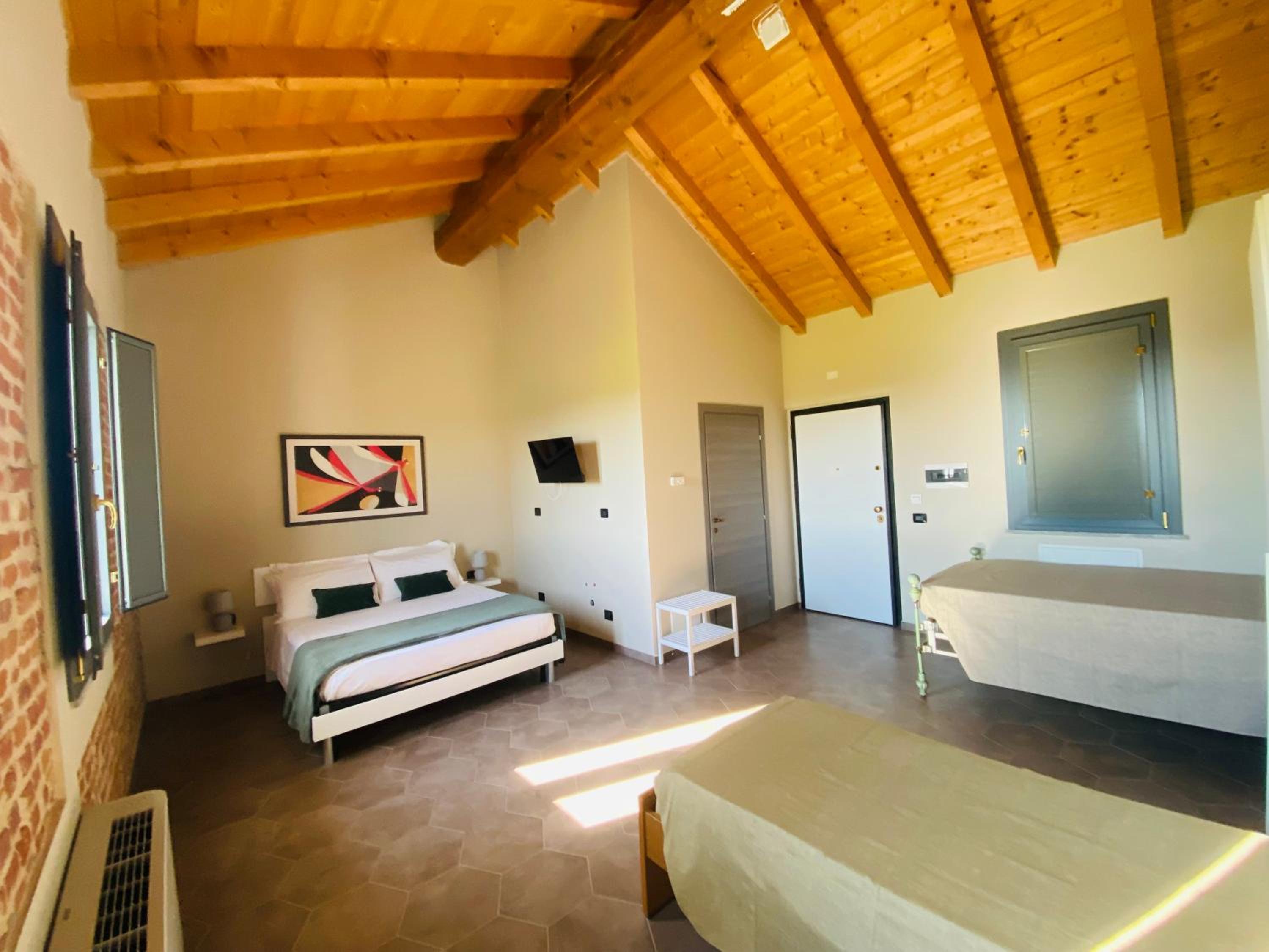 Deluxe King Room - Photo 4