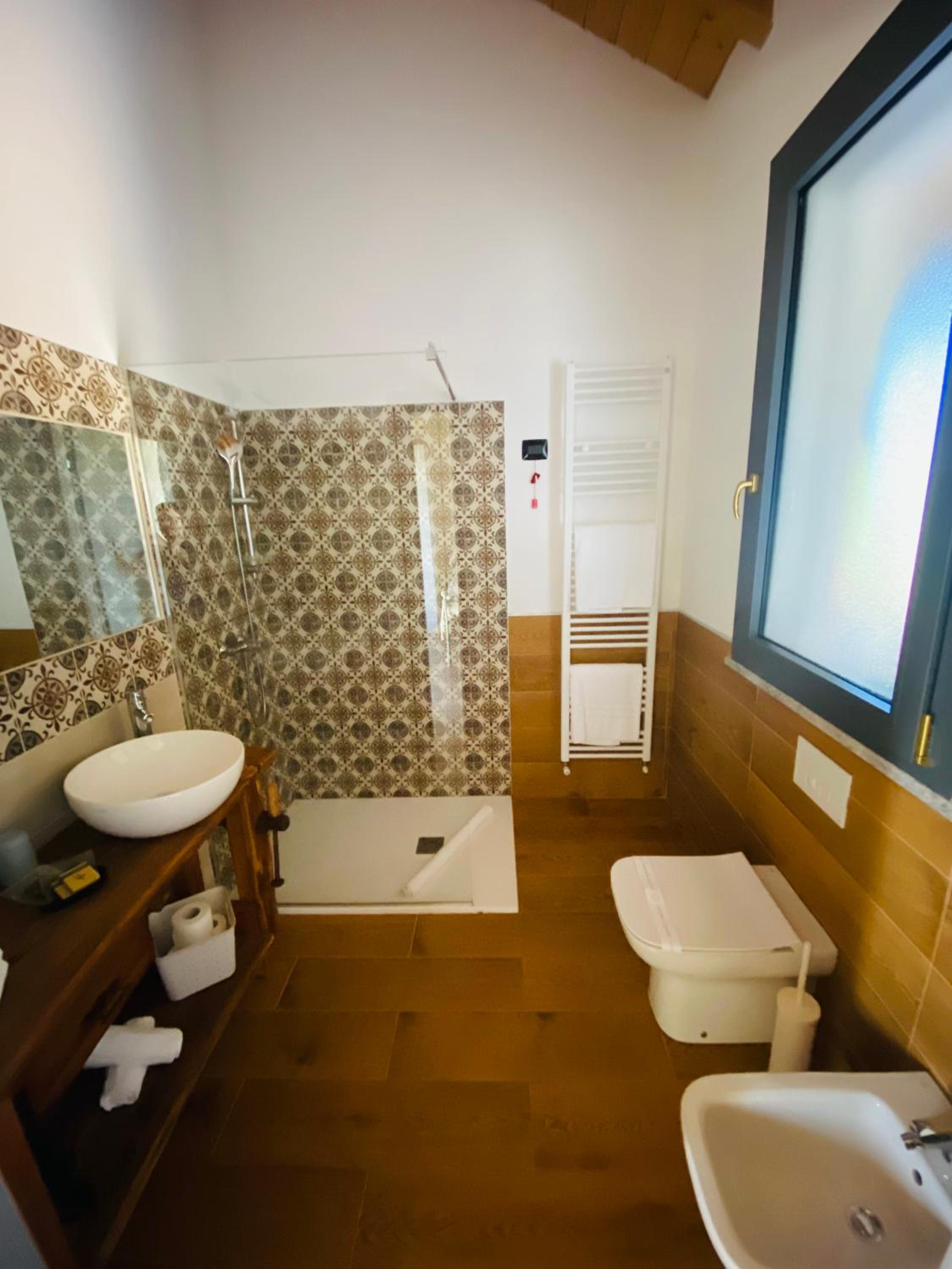 Deluxe King Room - Photo 5