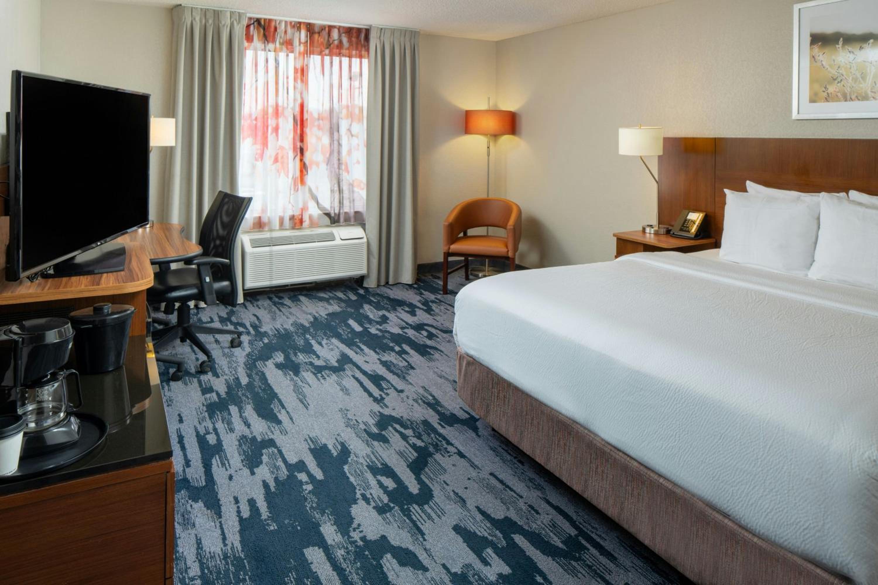 King Room with Bathtub - Mobility Access/Hearing Accessible
