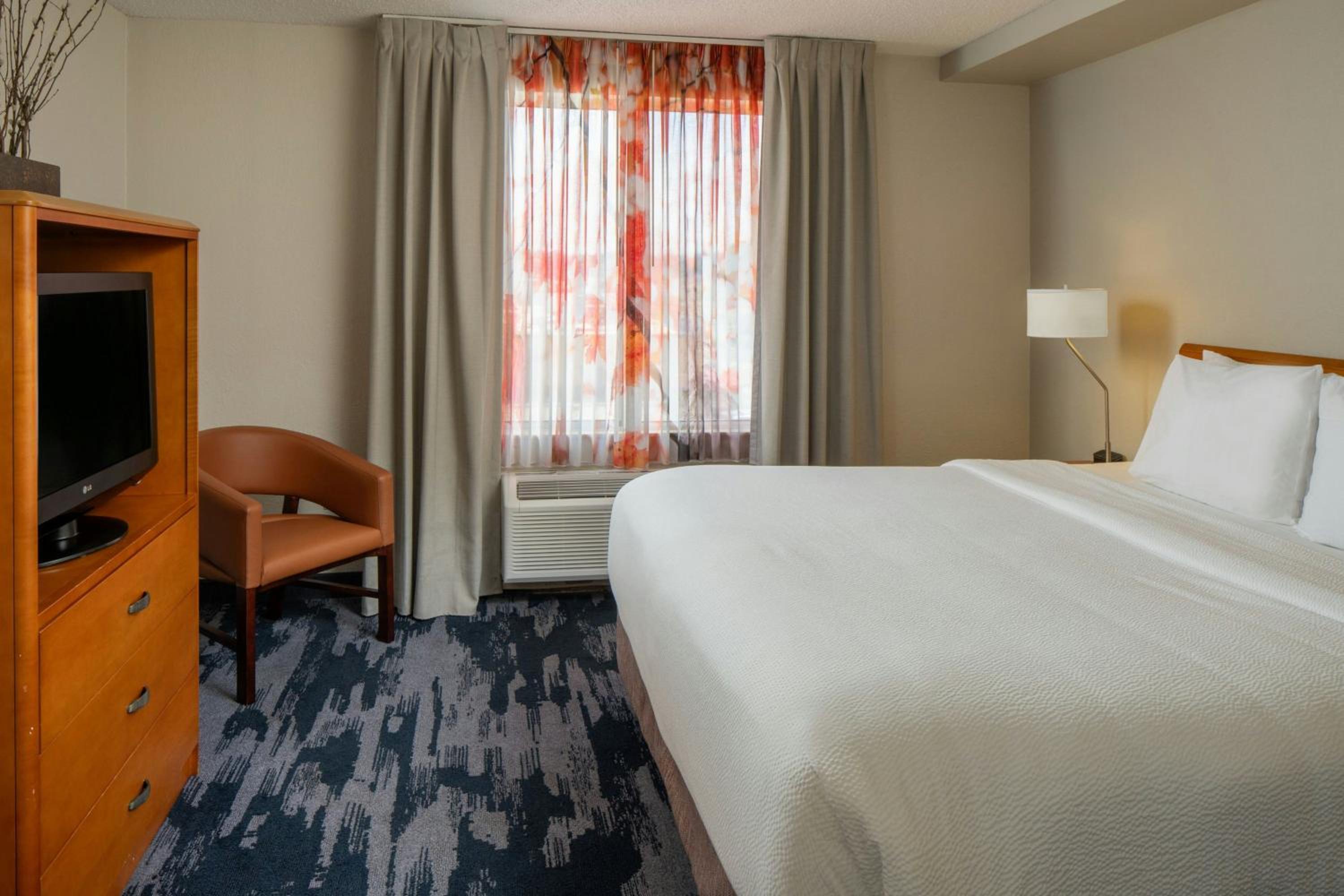 One-Bedroom King Suite with Sofa Bed - Photo 3