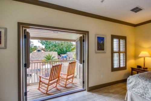 King Room with Balcony - Photo 5