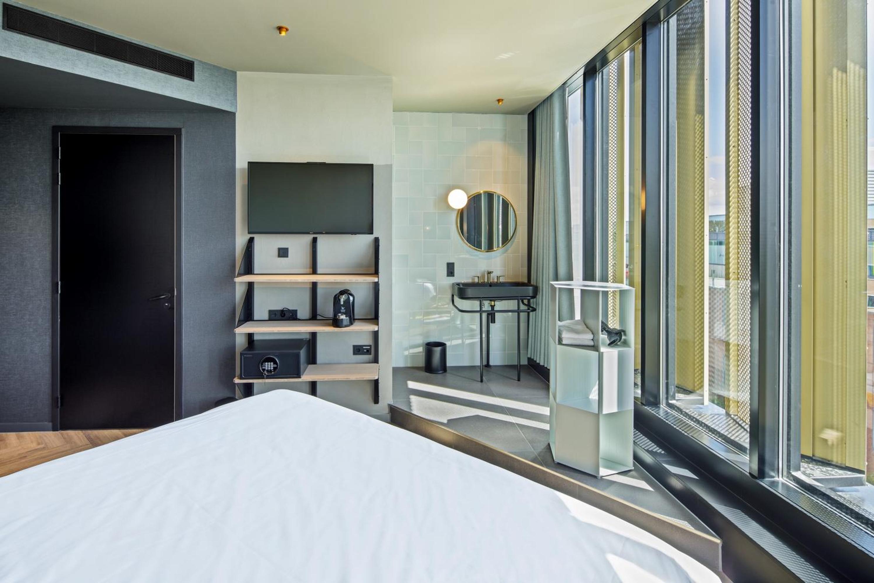 Deluxe King Room - Non-Smoking - Photo 2