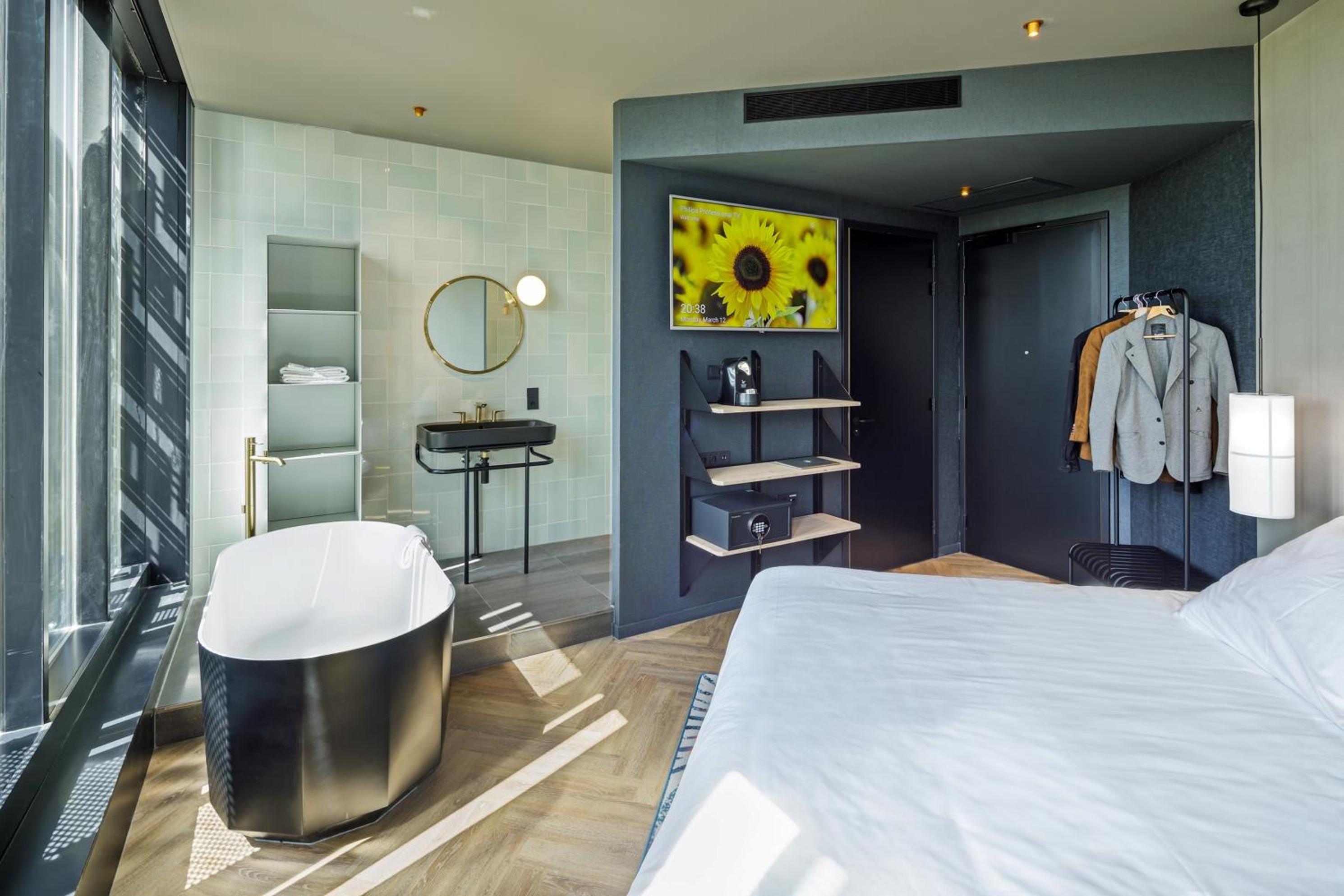 Deluxe King Room with Bath Tub - Non-Smoking - Photo 1