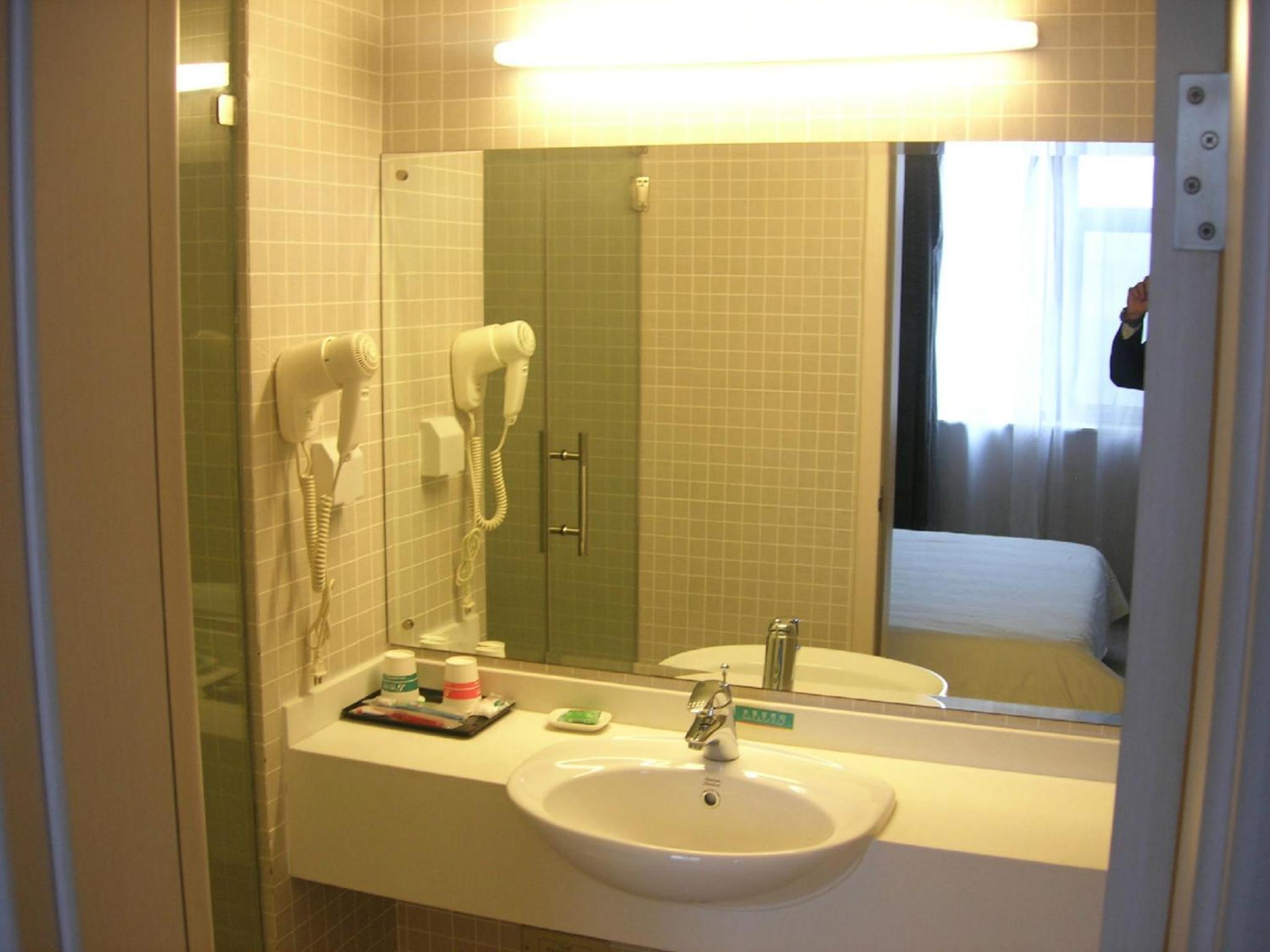 Standard Twin Room B - Photo 5