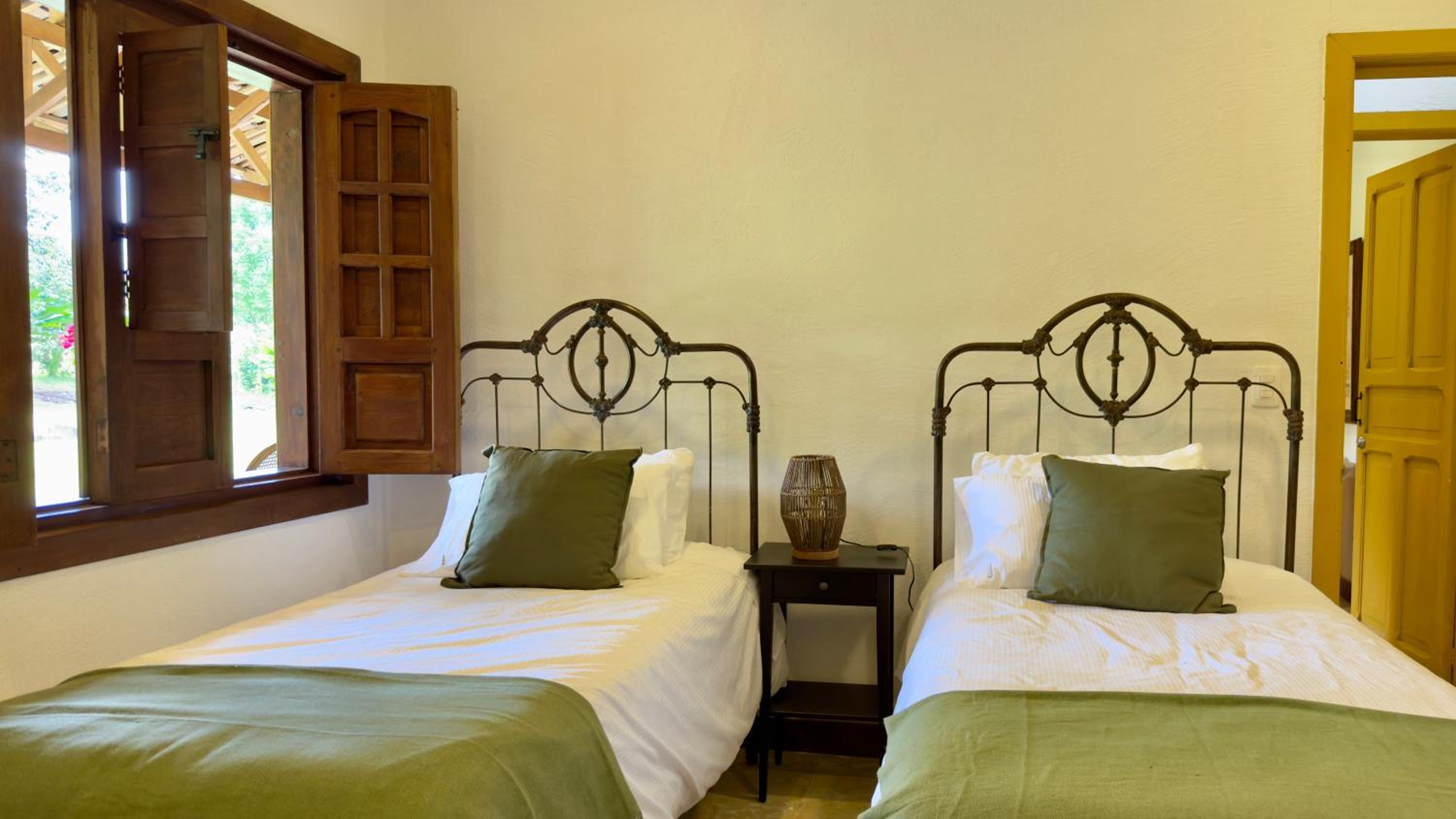 Standard Twin Room with Mountain View