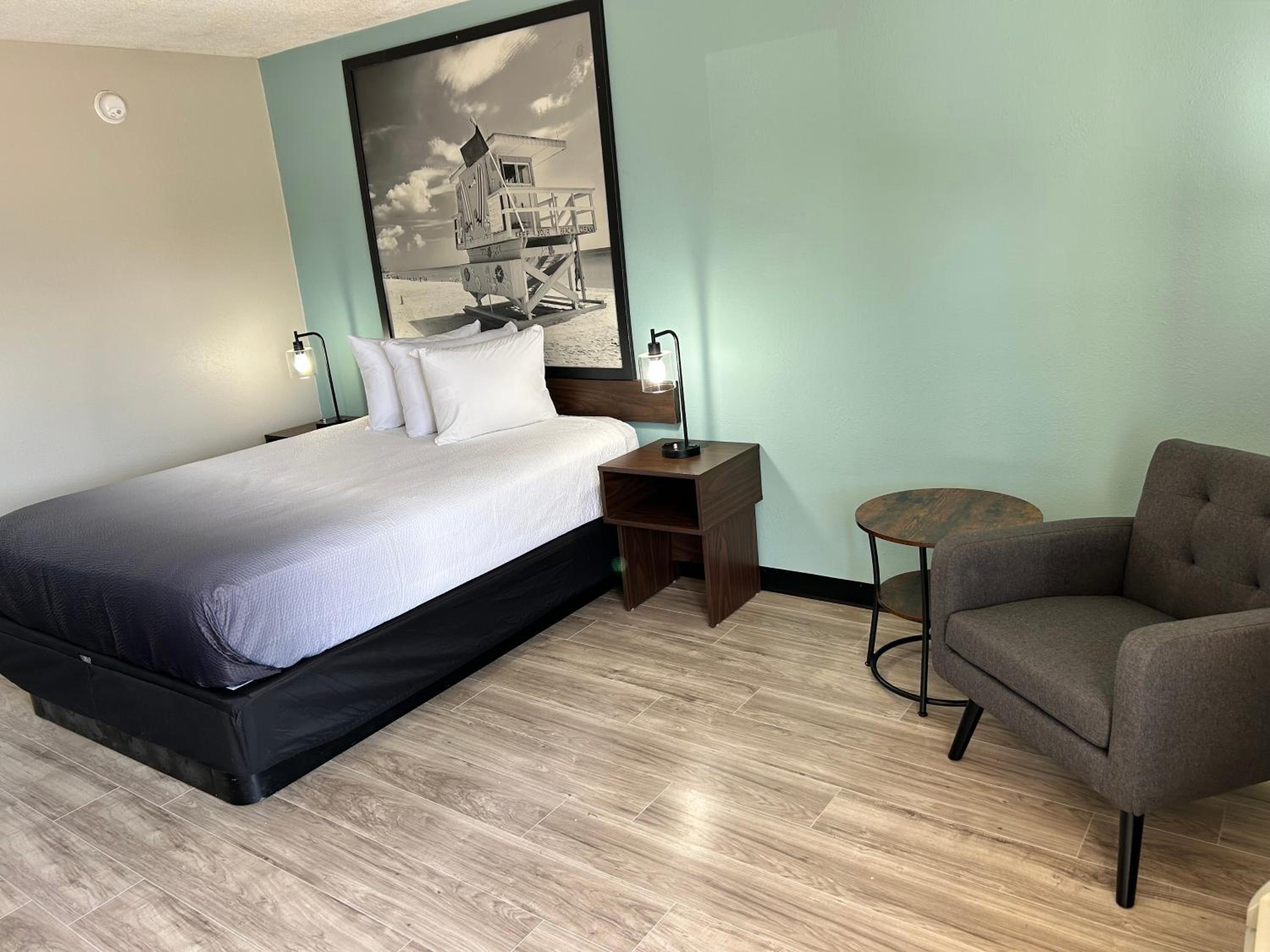 Queen Room with Bath Tub - Mobility Accessible/Non-Smoking - Photo 1