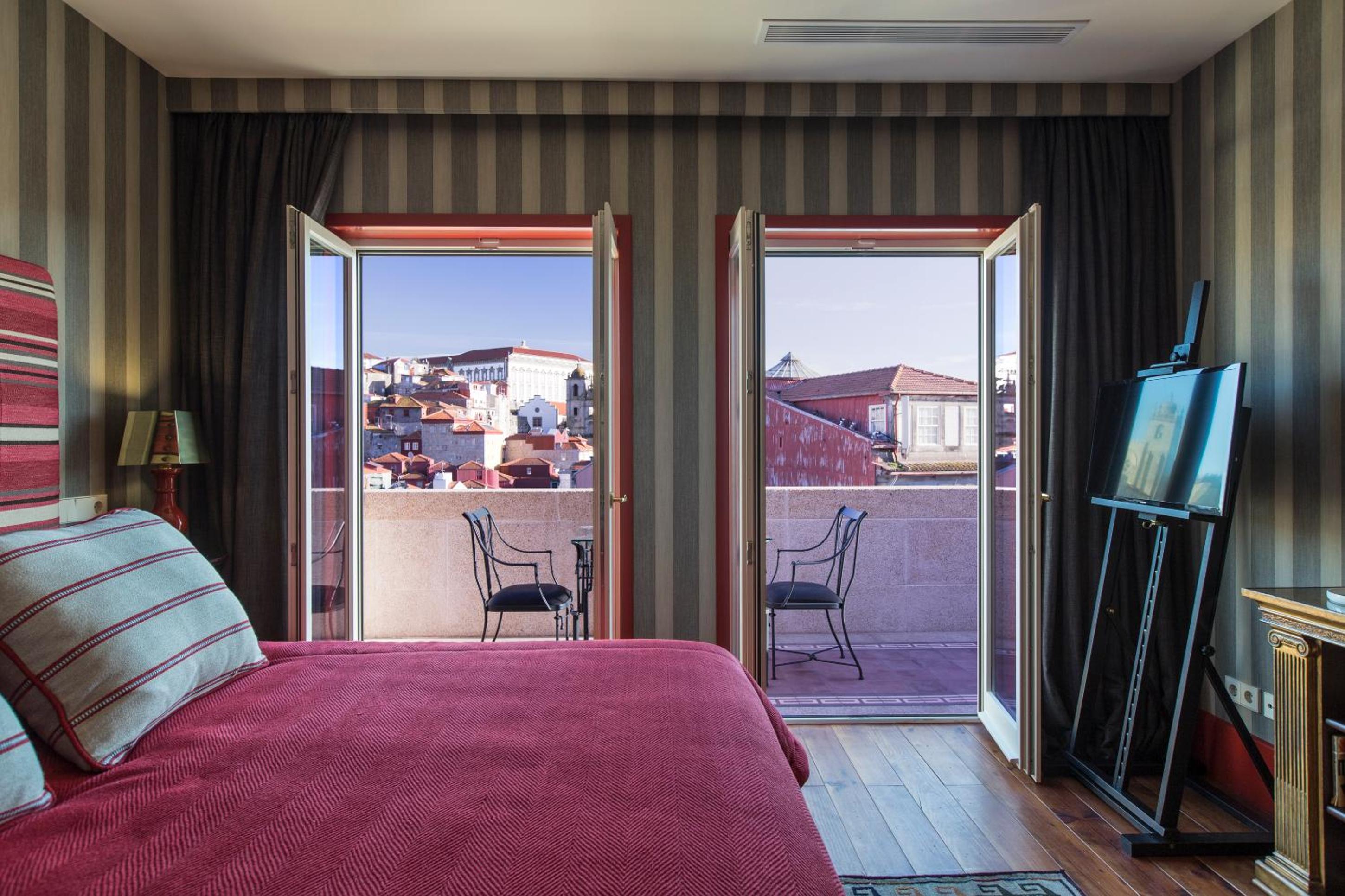 Deluxe Suite with City View photo 1