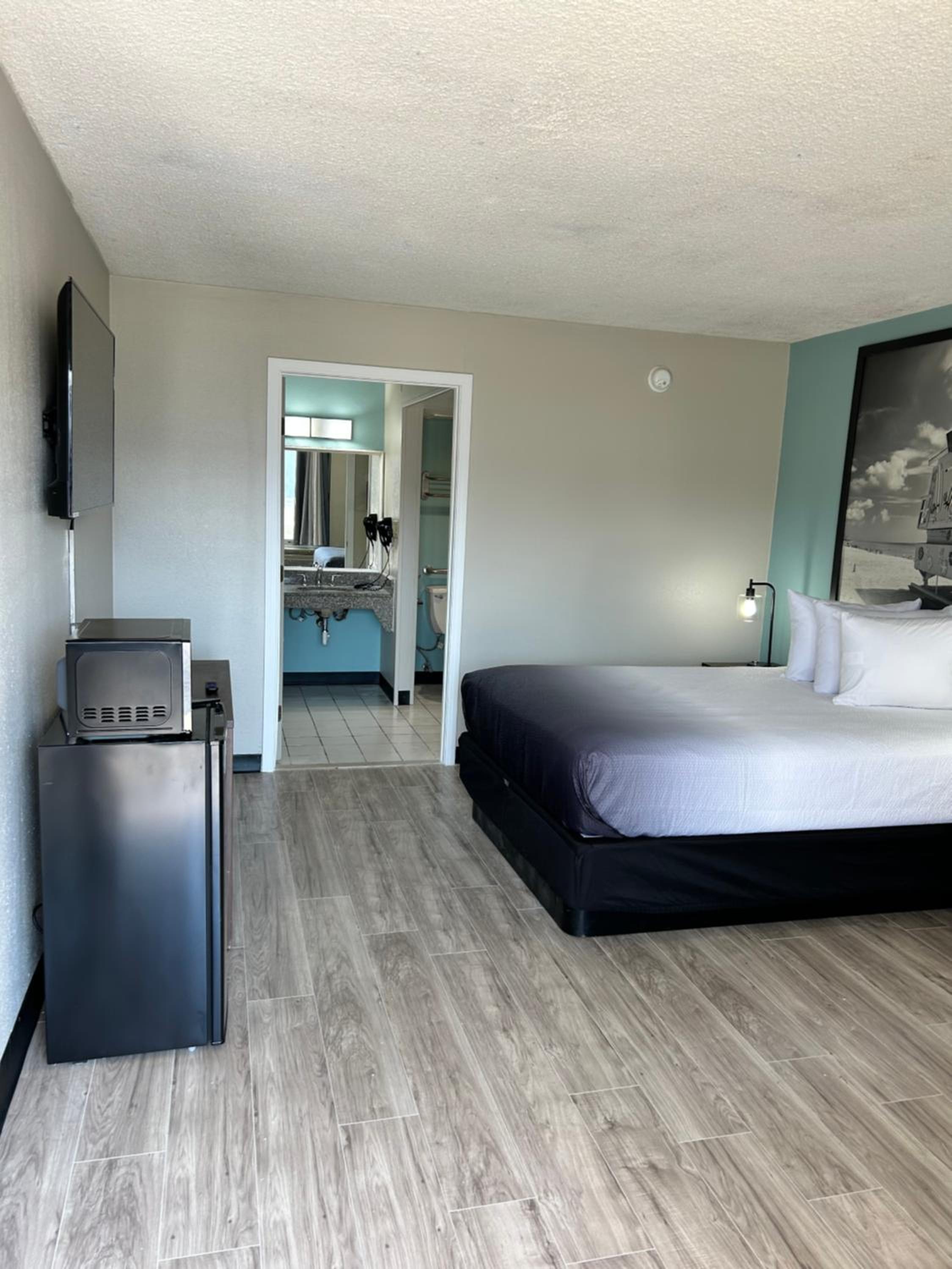 Queen Room with Bath Tub - Mobility Accessible/Non-Smoking - Photo 11